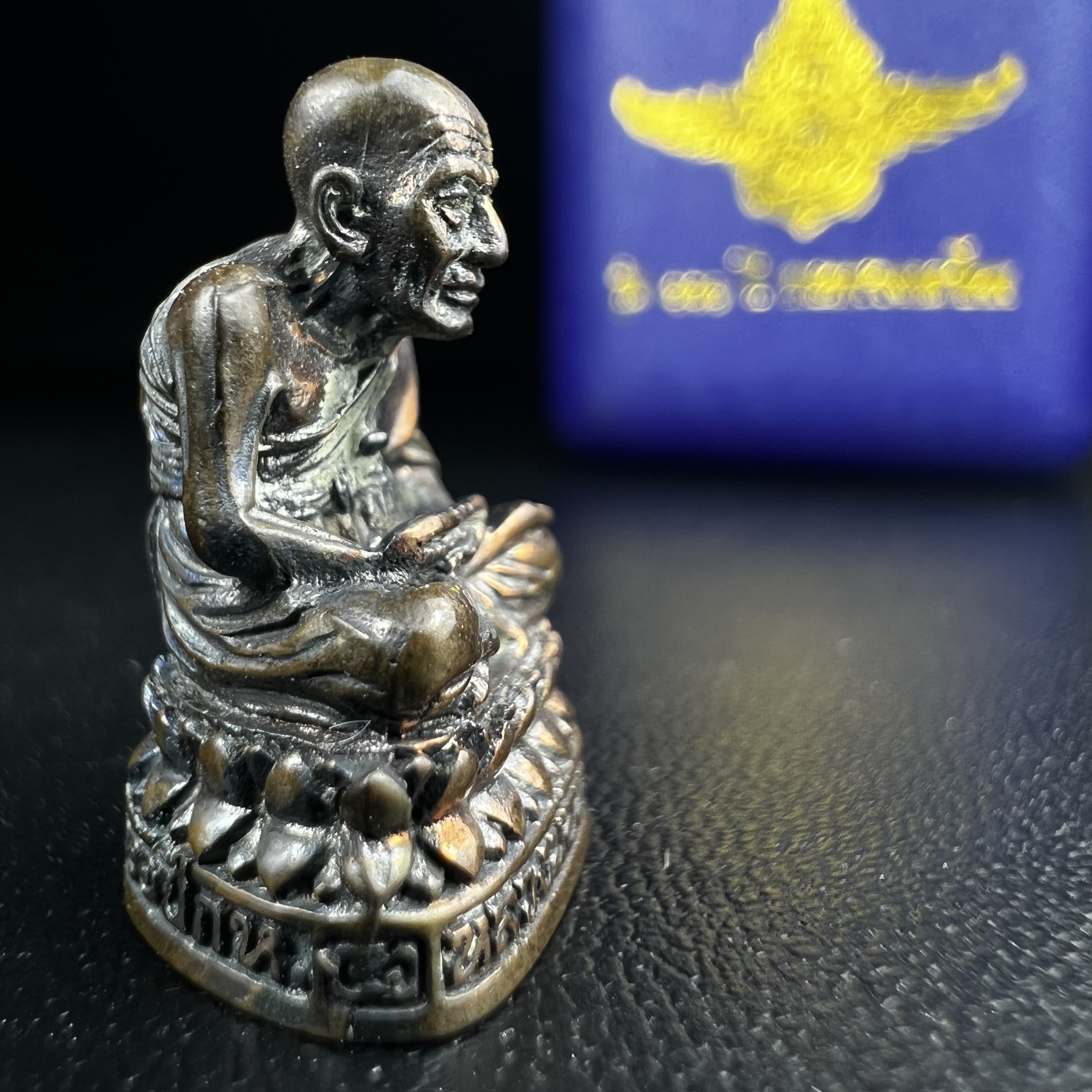 รูปเหมือนหล่อลอยองค์หลวงปู่ทวด รุ่น 111ปี กระทรวงกลาโหม เนื้อนวโลหะรมดำ-ปัดเงา ปี2540 พิธีใหญ่ สภาพสวย เข้มขลัง นิยม พร้อมกล่องบรรจุเดิม