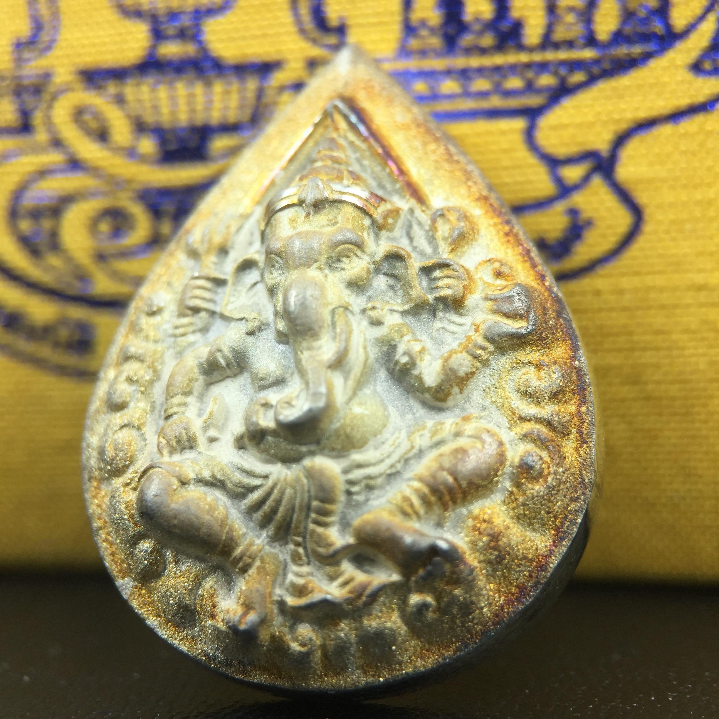 เหรียญพระพิฆเนศวร ญสส. ชุดกาญจนาภิเษกครองราชย์ 50 ปี พุทธศักราช 2538 พิมพ์ใหญ่(2.9 ซม.) เนื้อเงินผิวเดิมขึ้นสีรุ้งงดงามธรรมชาติสร้างสรรค์ สภาพสวยเดิมพร้อมกล่องบรรจุเดิม ตอกโค๊ดหมายเลขกำกับ(1ใน 5539องค์)