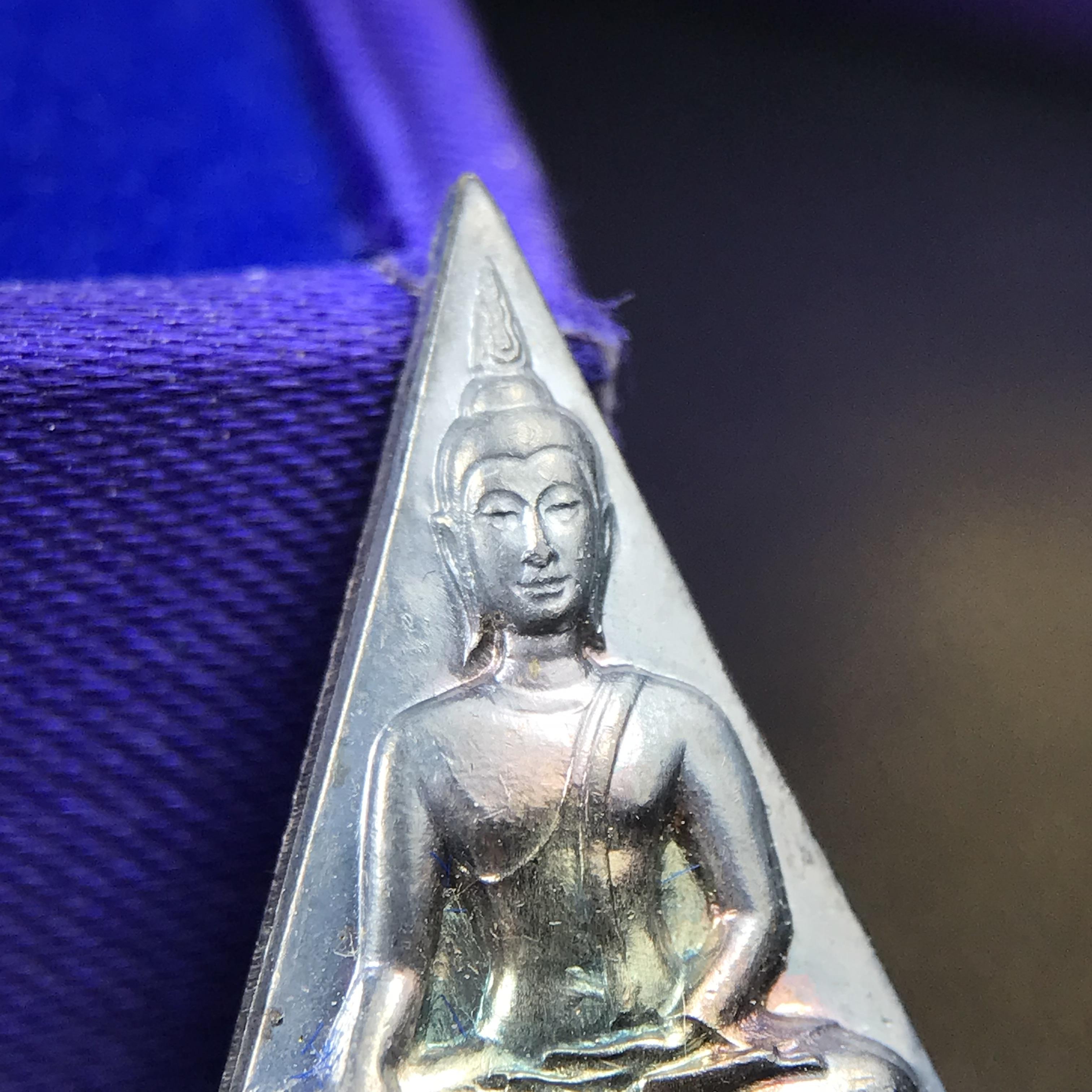 พระพุทธนวราชบพิตร พระพิมพ์จิตรลดา โครงการหลวง ปี2539 (พิมพ์ใหญ่+พิมพ์เล็ก) เนื้อเงินผิวเดิมขึ้นสีรุ่ง สวย แบบนิยมพร้อมกล่องบรรจุเดิม พิธีใหญ่ ปลุกเสกวัดพระแก้ว(1ชุด 2 องค์)