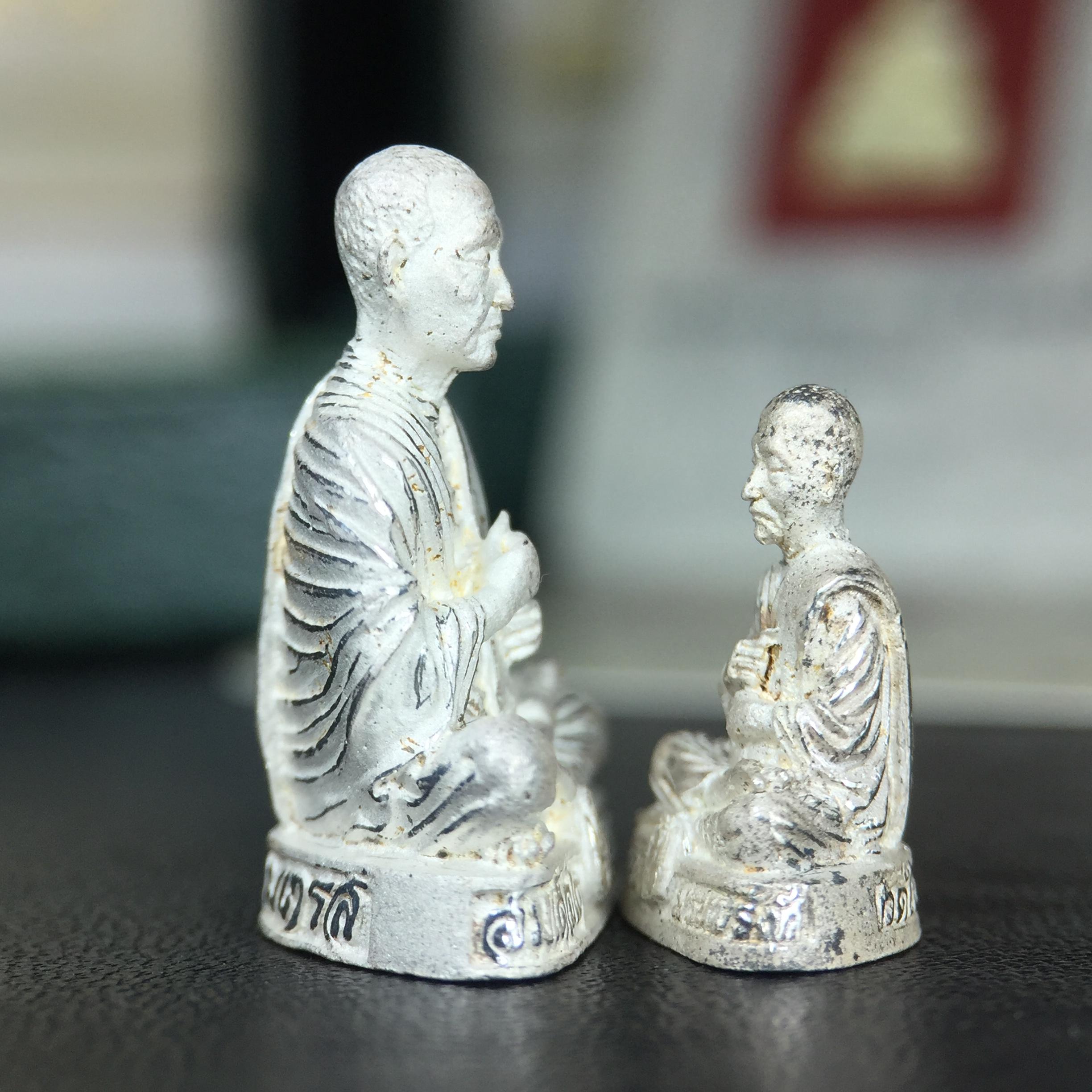 รูปเหมือนลอยองค์ สมเด็จพระพุฒาจารย์ (โต พรหมรังสี)เนื้อเงินบริสุทธิ์ 99.9% แบบทรายนวลขัดเงาบางส่วน (พิมพ์ใหญ่+พิมพ์เล็ก) วัดใหม่อมตรส บางขุนพรหม ปี2540 รุ่นกาญจนาภิเษก จัดสร้างในวโรกาสที่รัชกาลที่ 9 ทรงครองสิริราชสมบัติ ครบ 50ปี พร้อมกล่องใบรับรองเดิมครบ