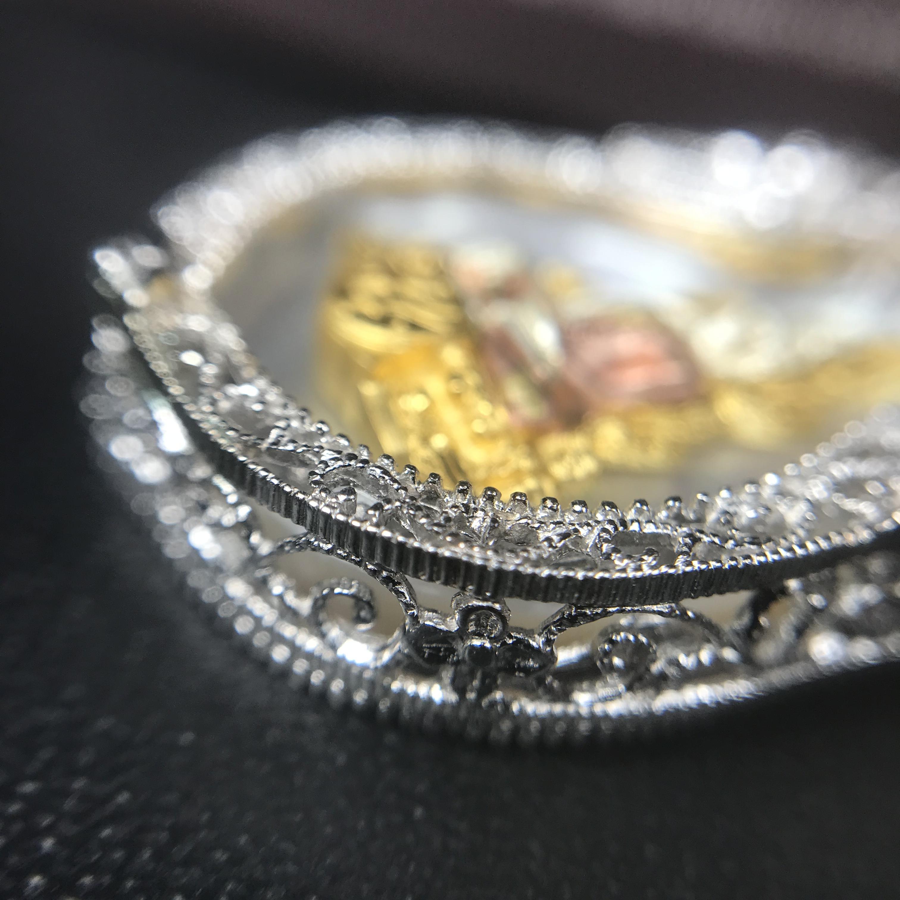 พระพุทธชินราช ภปร. โครงการ "เพราะแผ่นดินนี้ คือ แผ่นดินเกิด" ปี2548(รุ่นแรก) เหรียญทรงเสมา ขนาด 21 x 29 มม.เนื้อเงินสามกษัตริย์ องค์พระชุบสามกษัตริย์ ล้อมด้วยกรอบเงินชุบทองคำขาวสลักเสลาเป็นลวดลายละเอียดอ่อน ส่วนพื้นองค์พระเป็นเปลือกหอยมุขงดงาม