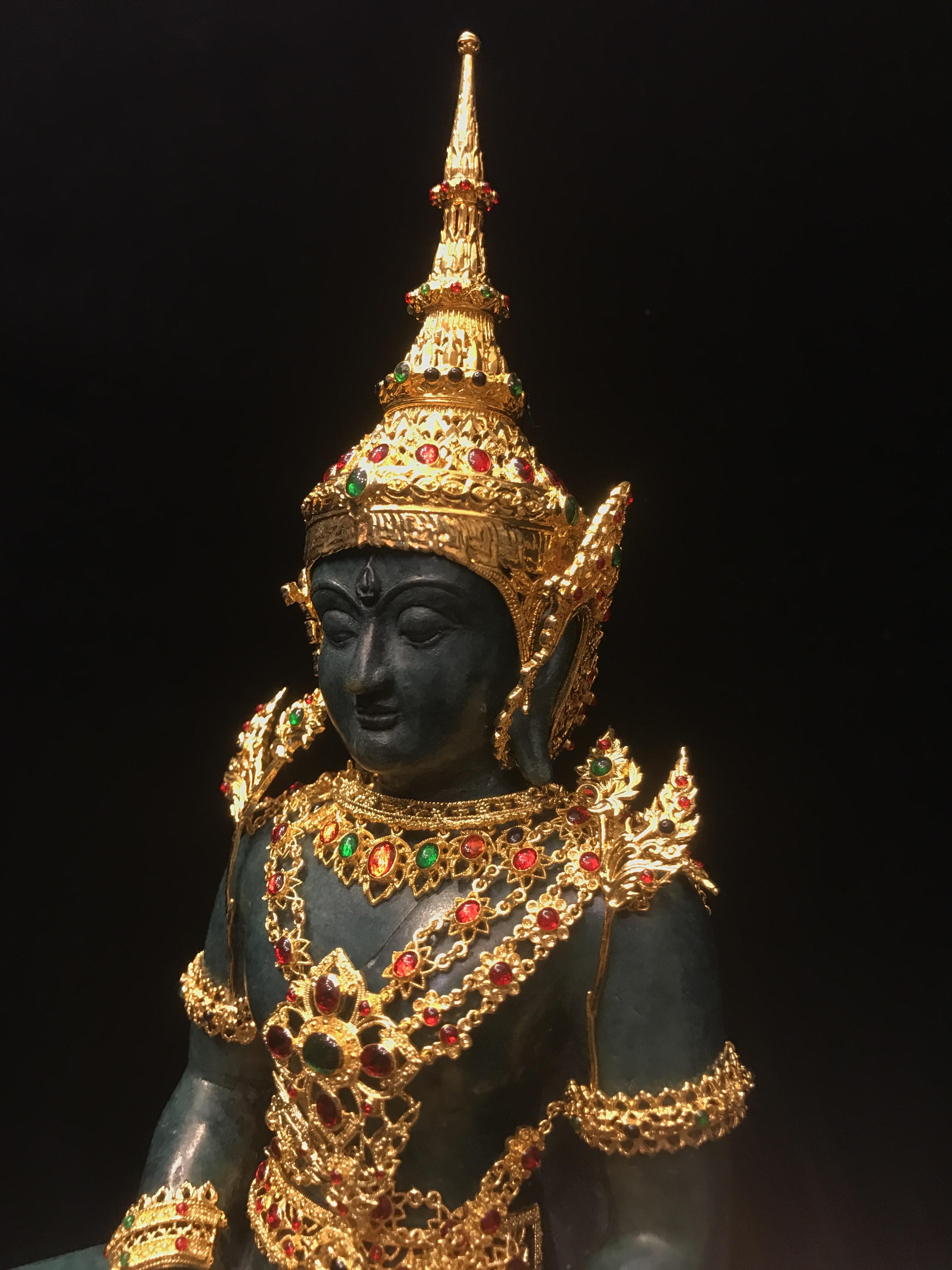 พระพุทธมหามณีรัตนปฏิมากร จำลอง (พระแก้วมรกต) ขนาดบูชาหน้าตัก 5 นิ้ว ตราสัญลักษณ์ ภ.ป.ร. รุ่นแรก ปี2547 เนื้อนวโลหะเคลือบสีเขียว(เครื่องทรงนวโลหะชุบทอง)