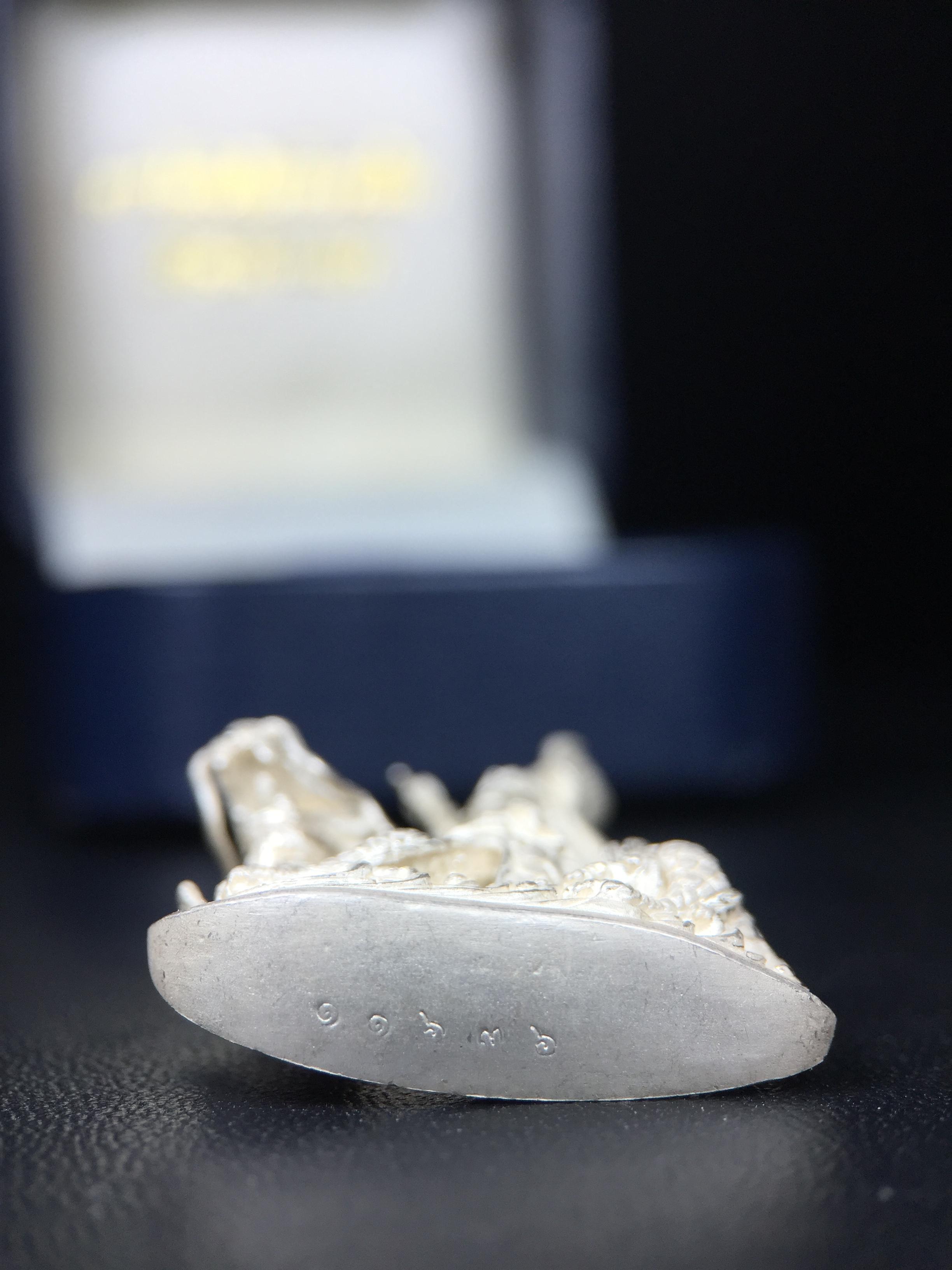 รูปหล่อลอยองค์พระโพธิสัตว์กวนอิม ทรงประทับมังกร จ.ระนอง เนื้อเงิน พิมพ์ใหญ่(สภาพผิว สวยงดงาม ทรงคุณค่า) เฉลิมฉลองในวโรกาสที่พระบาทสมเด็จพระเจ้าอยู่หัวทรงครองสิริราชสมบัติครบ 50 ปี จ.ระนอง พ.ศ.2539