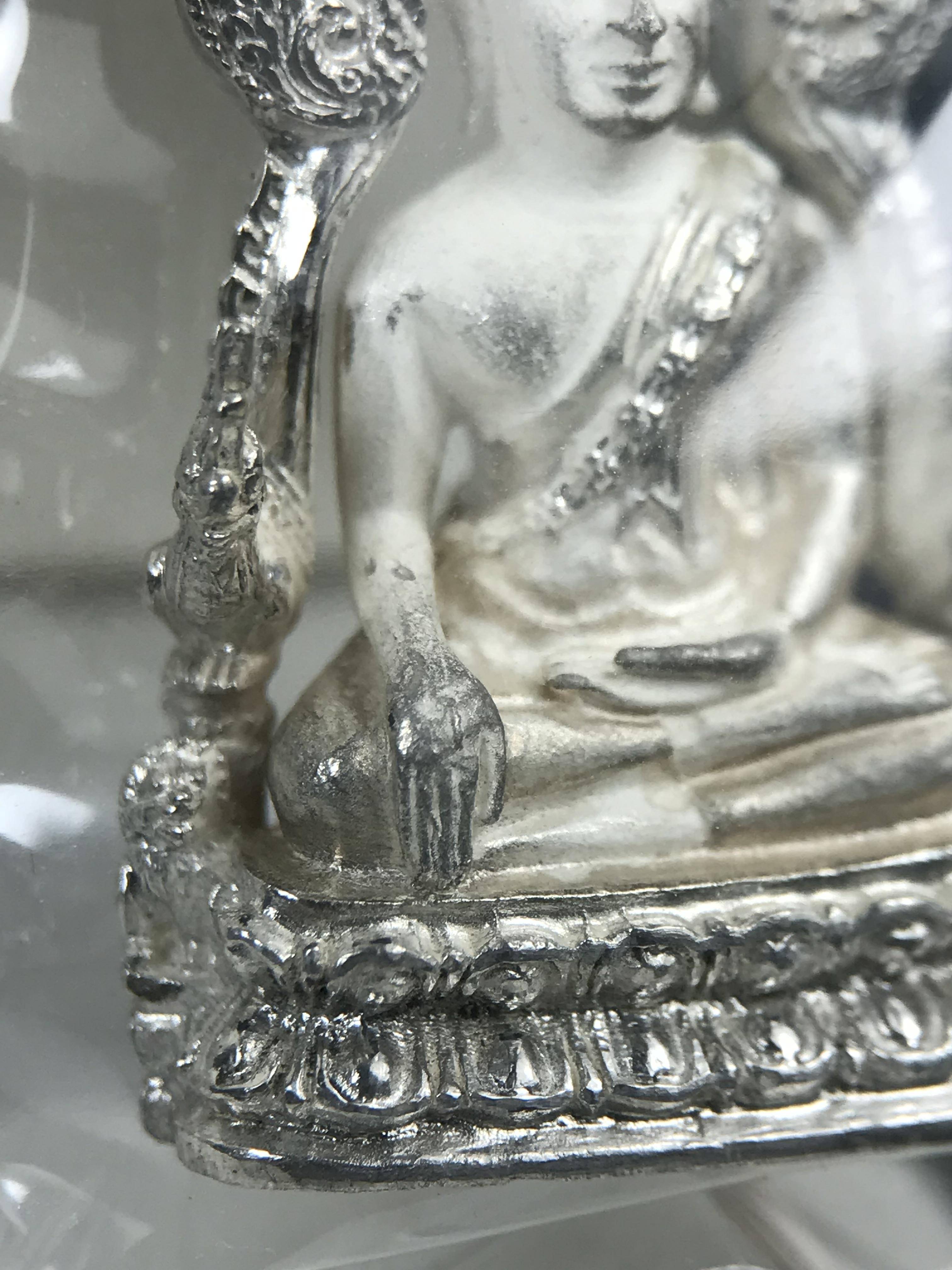 พระพุทธชินราช รุ่นมหาลาภ พิธีพุทธาภิเษกวัดพระศรีรัตนมหาธาตุวรมหาวิหาร จ.พิษณุโลก ปี 2540 เนื้อเงินบริสุทธิ์ 99.9% (นวลเงา)(สภาพผิวเดิมซีนซองเดิม พร้อมกล่องบรรจุเดิมและการ์ดใบรับรองครบสมบูรณ์ (องค์หมายเลข ๑๑๗๓๓)