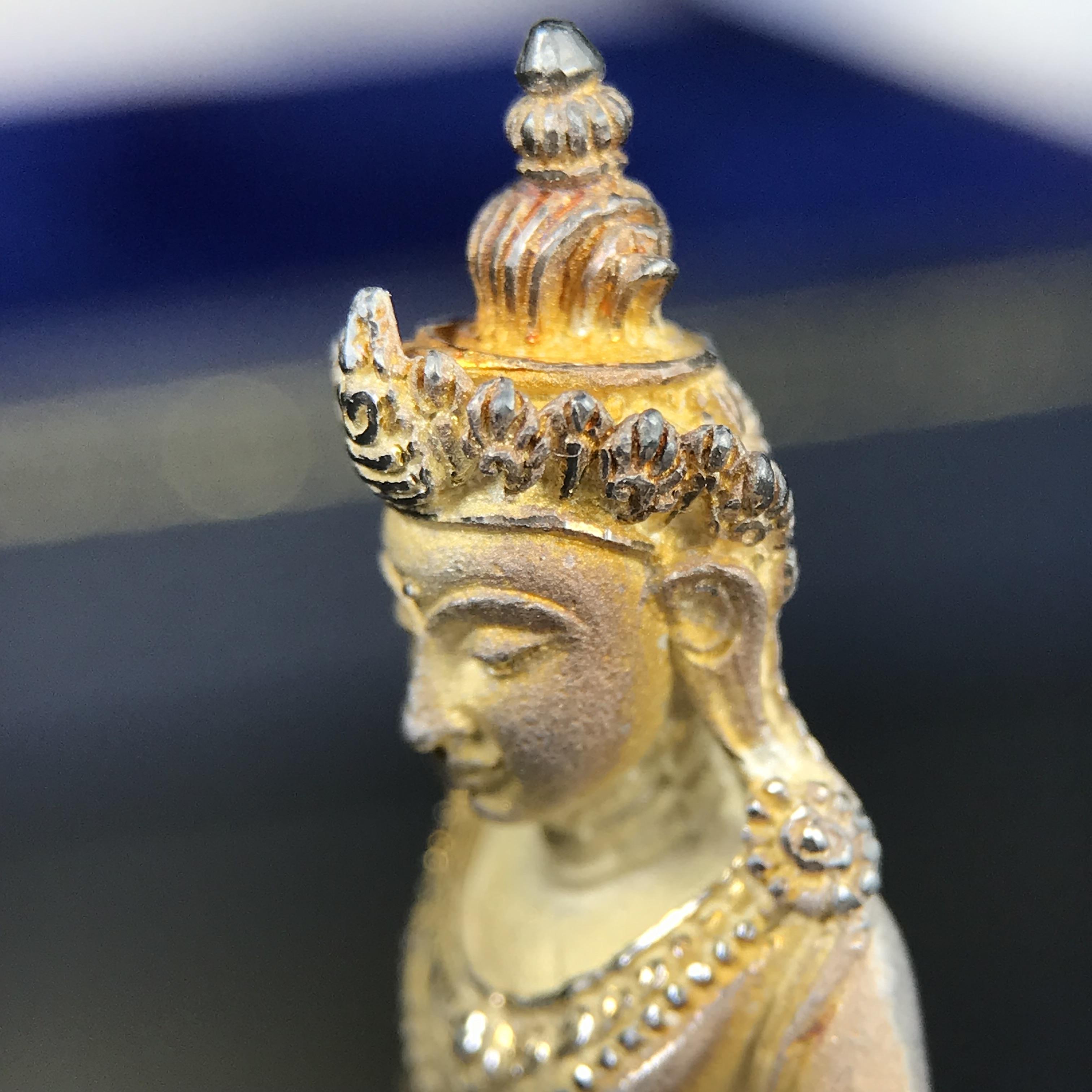 พระกริ่งอวโลกิเตศวร ( เจ้าแม่กวนอิม ) วัดโพธิ์แมนคุณาราม รุ่นอุดมโภคทรัพย์ พ.ศ.2539 เนื้อเงินพ่นทราย(ผิวเดิม ขึ้นสีรุ้งธรรมชาติ แบบนิยม เสน่ห์ของพระเนื้อเงิน) (พร้อมกล่องบรรจุการ์ดใบรับรองเดิมครบ)(อีกหนึ่งรุ่นยอดนิยม พุทธศิลป์สวยงดงาม)หายาก 1 ใน 5000 องค์