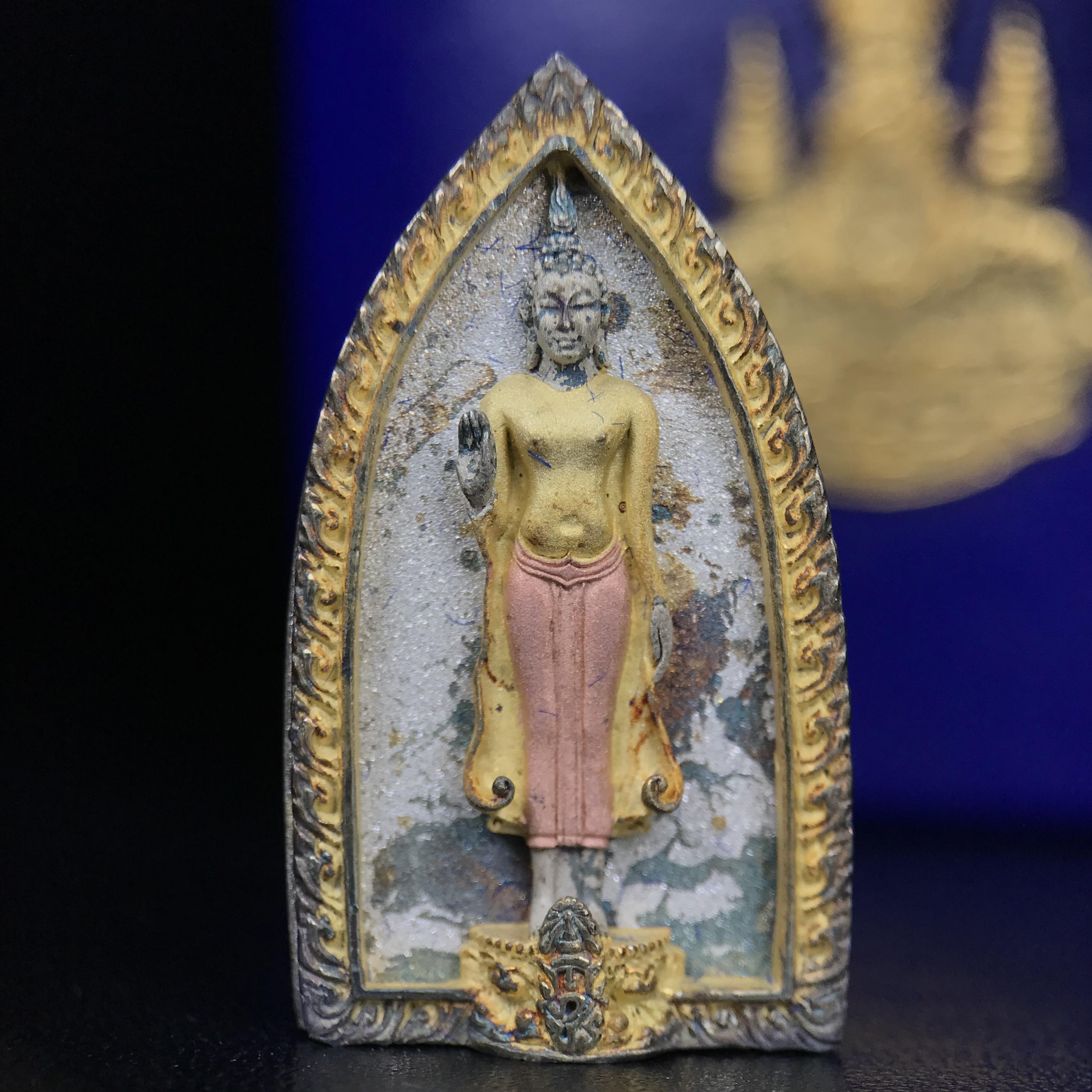 พระพุทธกาญจนพรสยามภูมิ ภปร. ปี 2539 เนื้อเงินสามกษัตริย์พื้นทรายประกาย(ผิวเดิมสวย) พิมพ์ทรงใบขนุน ขนาด3.2ซม. พระพุทธรูปประจำพระชนมวาร รัชกาลที่9 จัดสร้างในวโรกาสทรงครองสิริราชสมบัติครบ50ปี(องค์หมายเลขมหามงคลเลข ๙๙๙(เจริญก้าวหน้าในทุกด้าน)(1 ใน 5000 องค์)