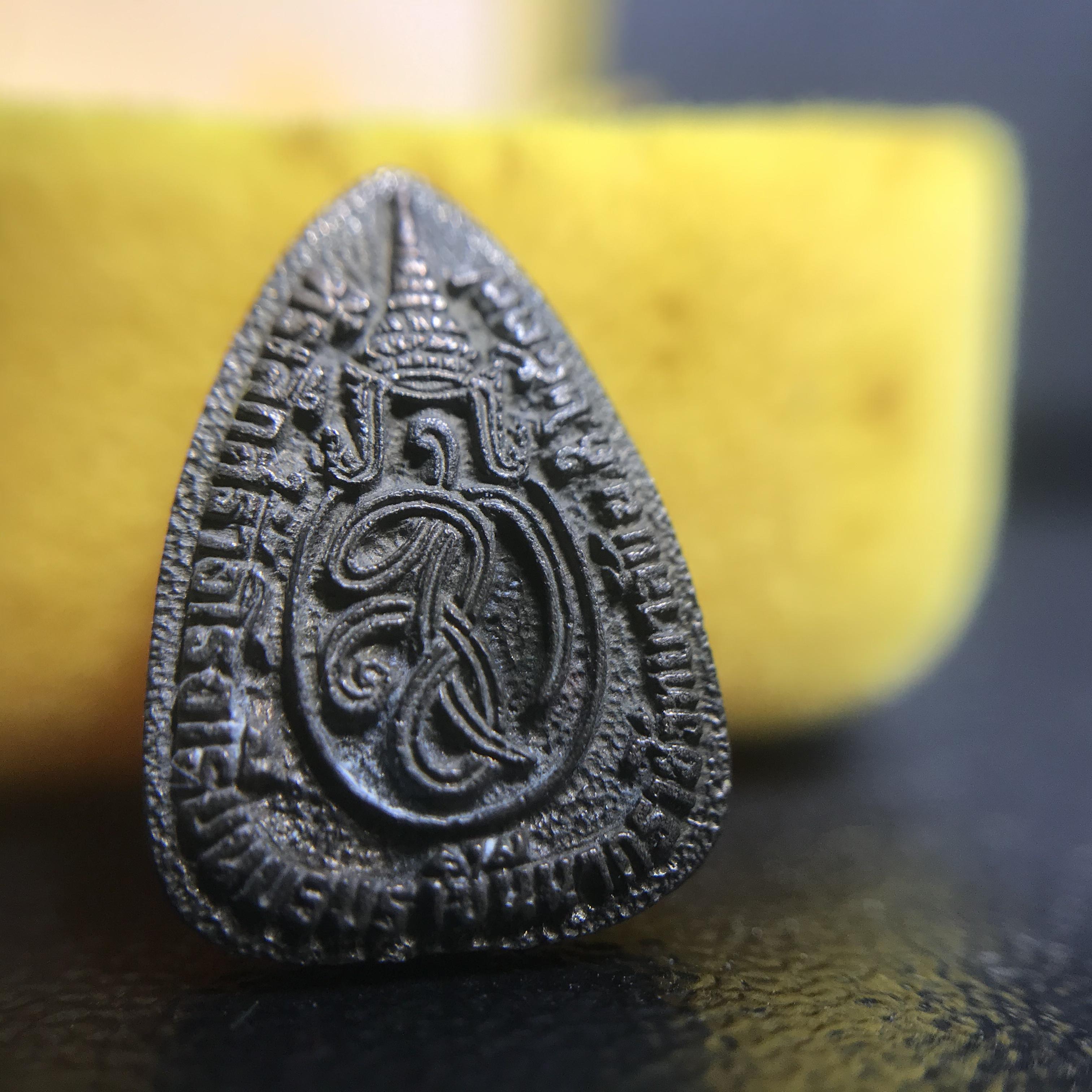 พระแก้วมรกต หลัง สก. รุ่น 60 พรรษามหาราชินี ปี 2537 ชุดกรรมการทองคำ พิมพ์เล็ก เหรียญหล่อทรงหยดน้ำครบชุดพร้อมกล่องบรรจุเดิม หายาก