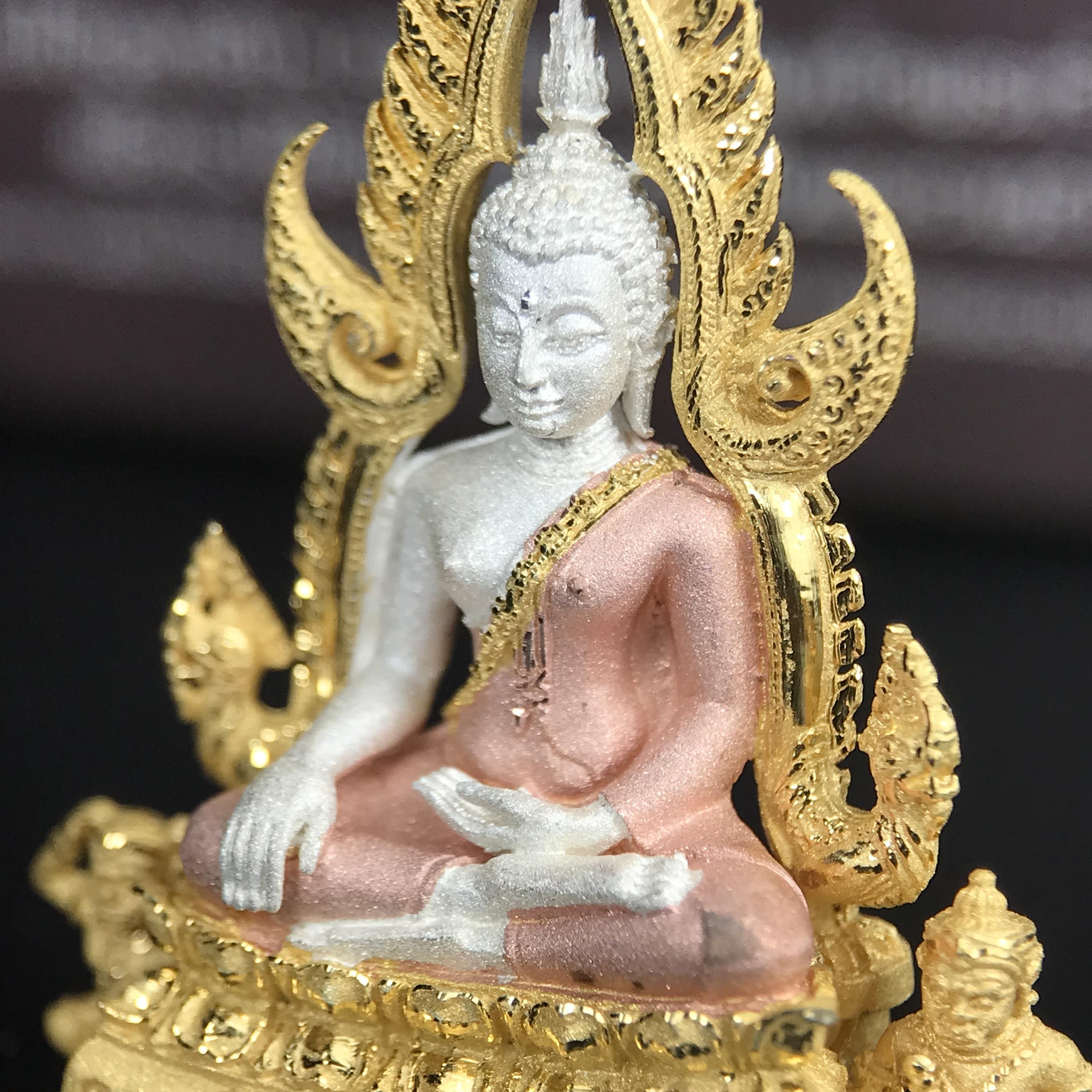 พระพุทธชินราช ภปร. โครงการ "เพราะแผ่นดินนี้ คือ แผ่นดินเกิด" ปี 2548(รุ่นแรก) ลอยองค์เนื้อเงินสามกษัตริย์ หน้าตัก 1/2 นิ้ว (ขนาด 3.5 x 2.5 ซม.) พุทธศิลป์งดงามทรงคุณค่า รุ่นยอดนิยม