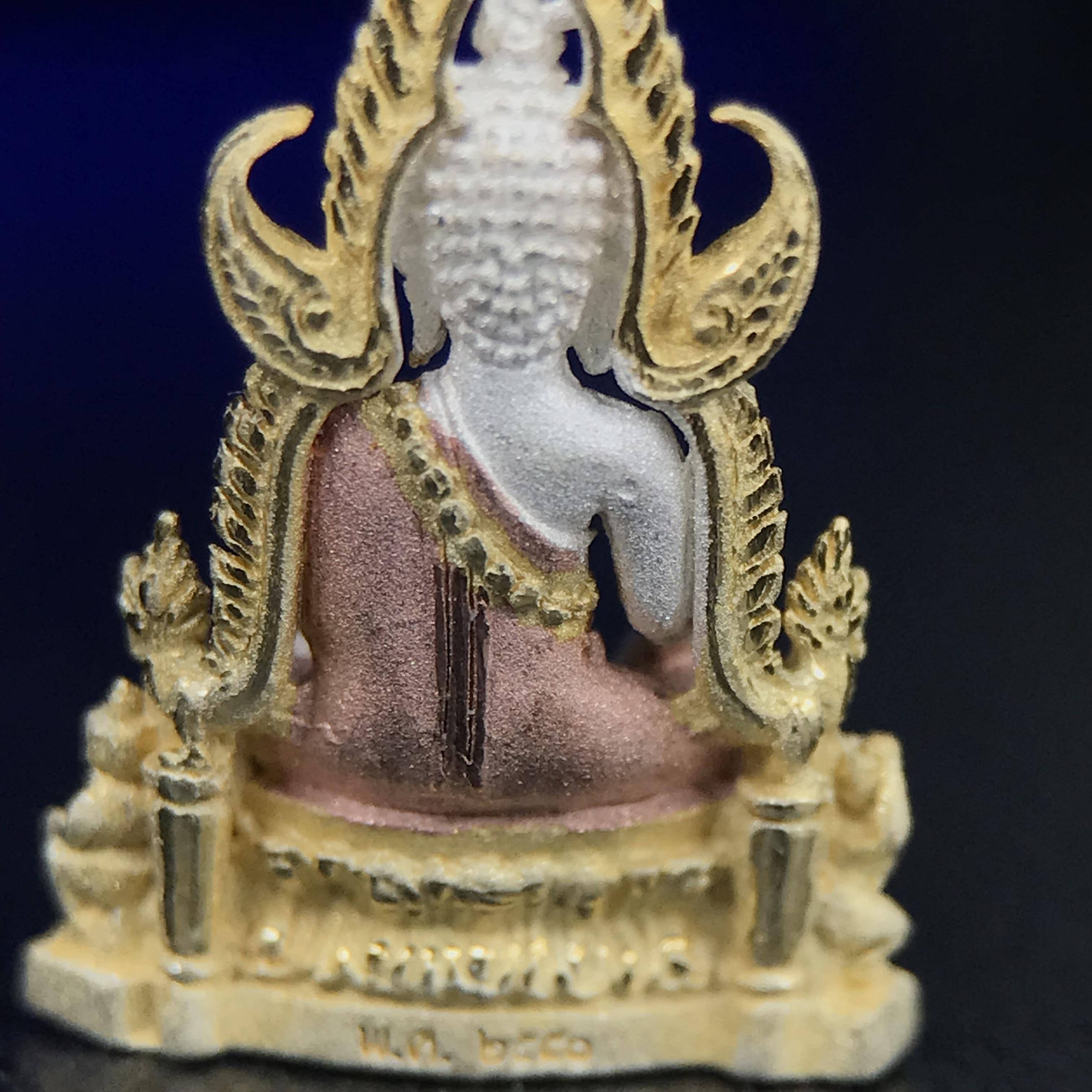 พระพุทธชินราช ภปร. โครงการ เพราะแผ่นดินนี้คือแผ่นดินเกิด เนื้อเงินชุบสามกษัตริย์ ปี2551 ขนาดหน้าตัก1/4นิ้ว(ขนาด1.1x1.6 ซม.) (สวยงามทรงคุณค่า อีกหนึ่งรุ่นยอดนิยมหายาก) (สภาพคัดสวย กล่องบรรจุเดิมครบ)