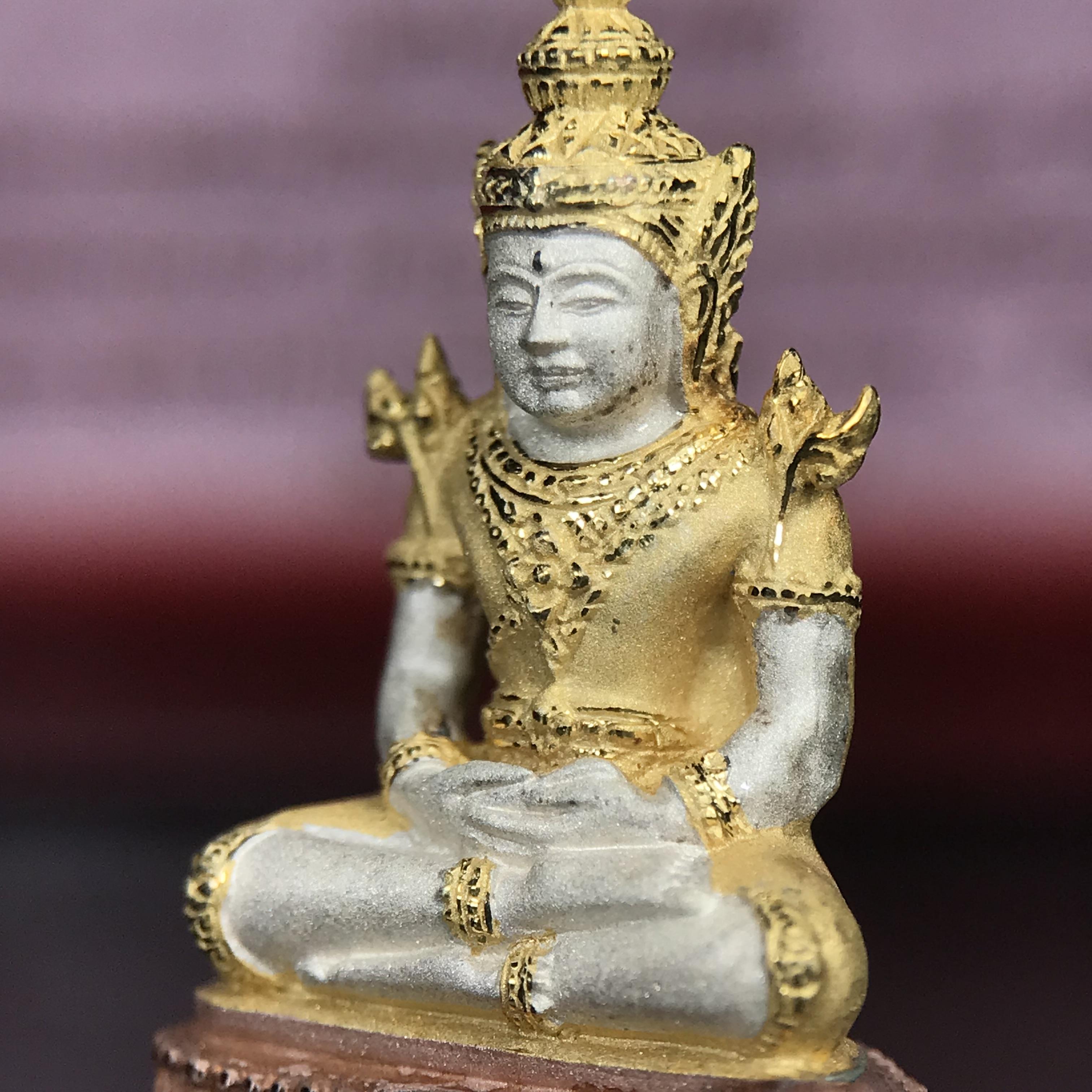 พระแก้วมรกต ภปร.(รุ่นแรก) ปี2545 จัดสร้างในมหาวโรกาส พระบาทสมเด็จพระเจ้าอยู่หัวรัชกาลที่ 9 ครบรอบ 75 พรรษา และฉลองกรุงรัตนโกสินทร์ครบ 220 ปี พิมพ์ลอยองค์ใหญ่ เนื้อเงินบริสุทธิ์ 92.5%(สามกษัตริย์) ขนาด 19*35 มม. พร้อมกล่อง สวยครบสมบูรณ์(องค์หมายเลข ๒๐๐)