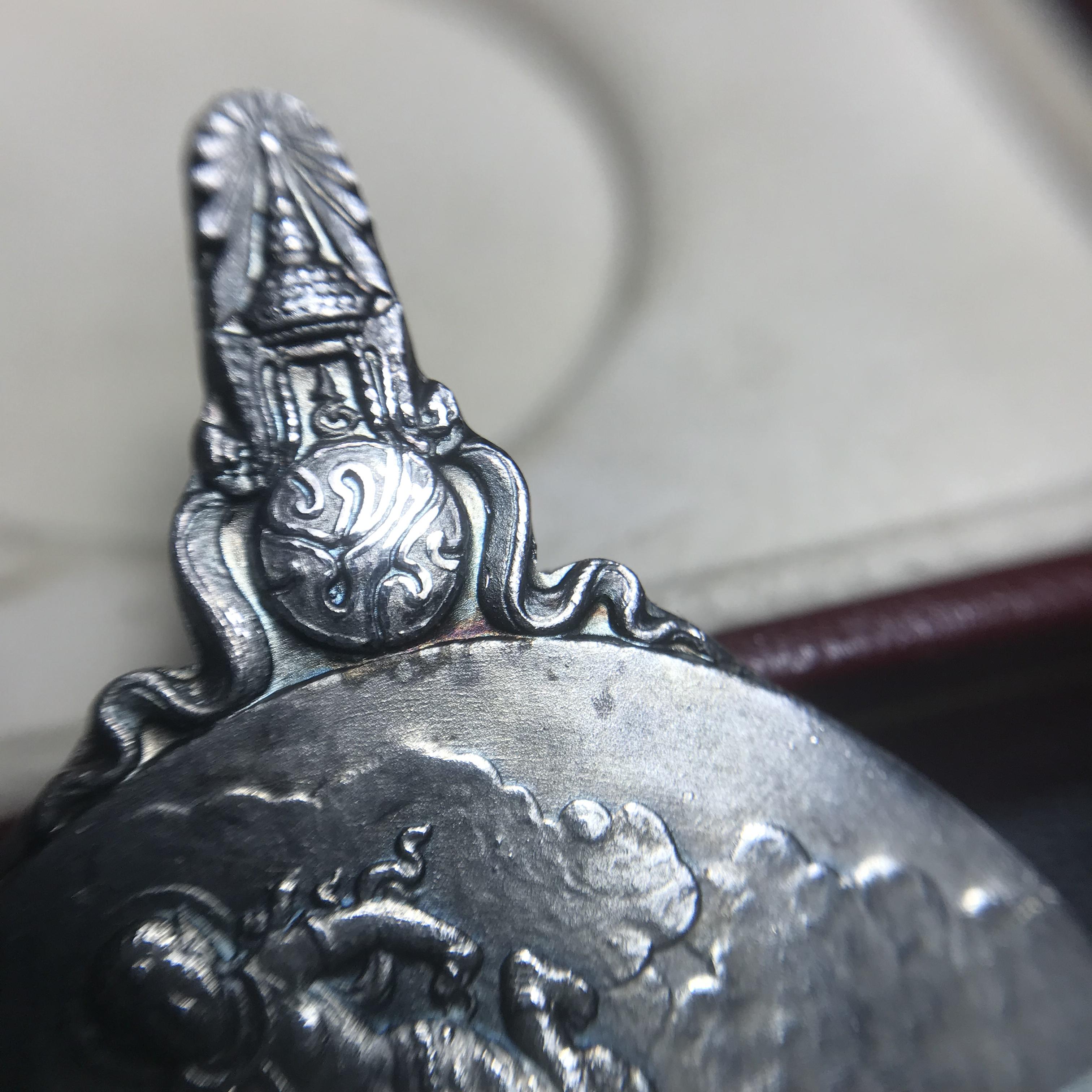 เหรียญพระมหาชนก ปี2539(รุ่นแรก) เนื้อเงิน พิมพ์ใหญ่บล็อกนิยมหายากสุดในรุ่น(วงเดือน คอจุด) ผิวเดิมสีรุ้งธรรมชาติแบบนิยม พร้อมหนังสือสภาพสวยครบชุด