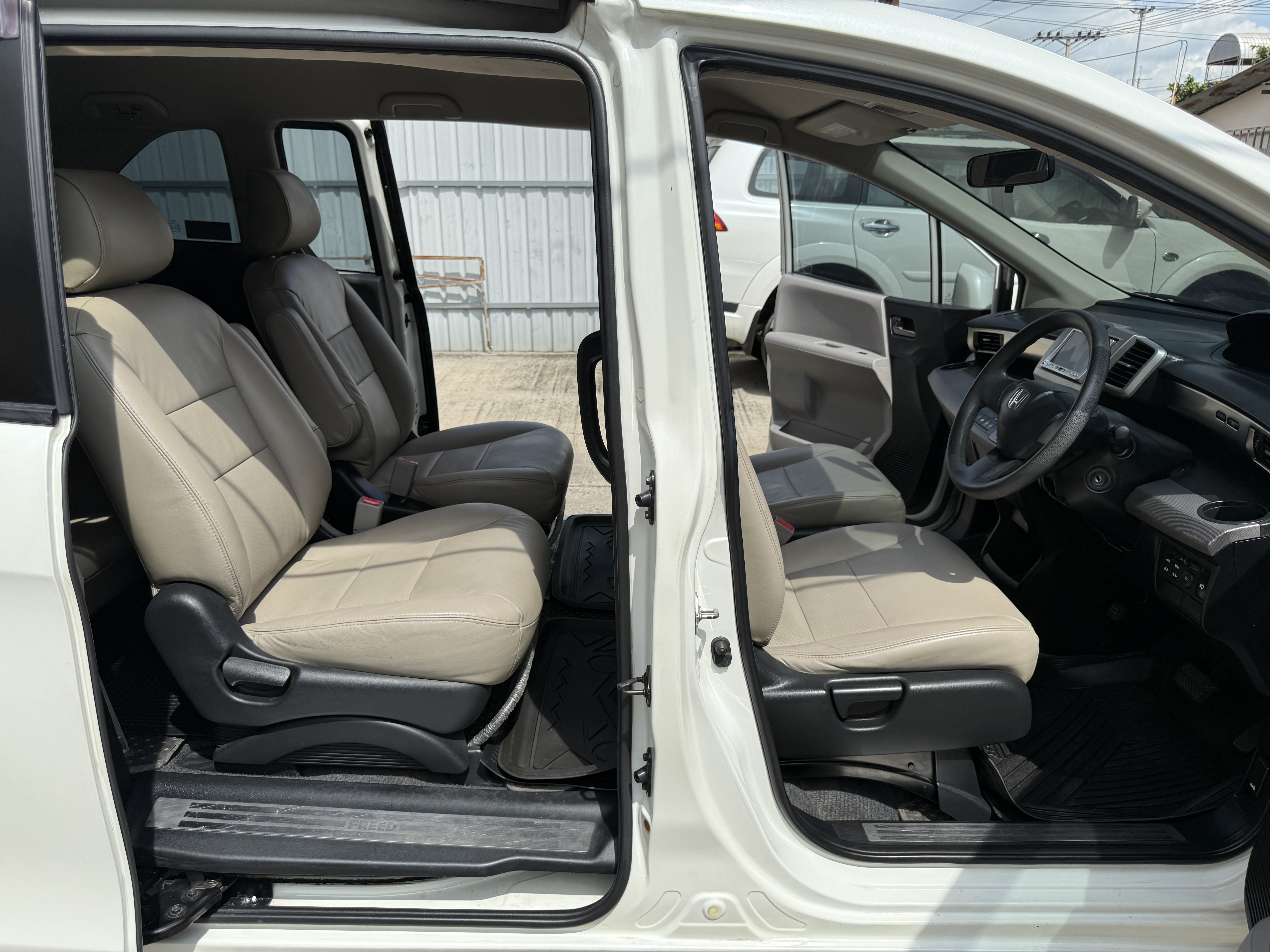 Honda Freed 1.5 E Limited At 2012 ขาวมุก