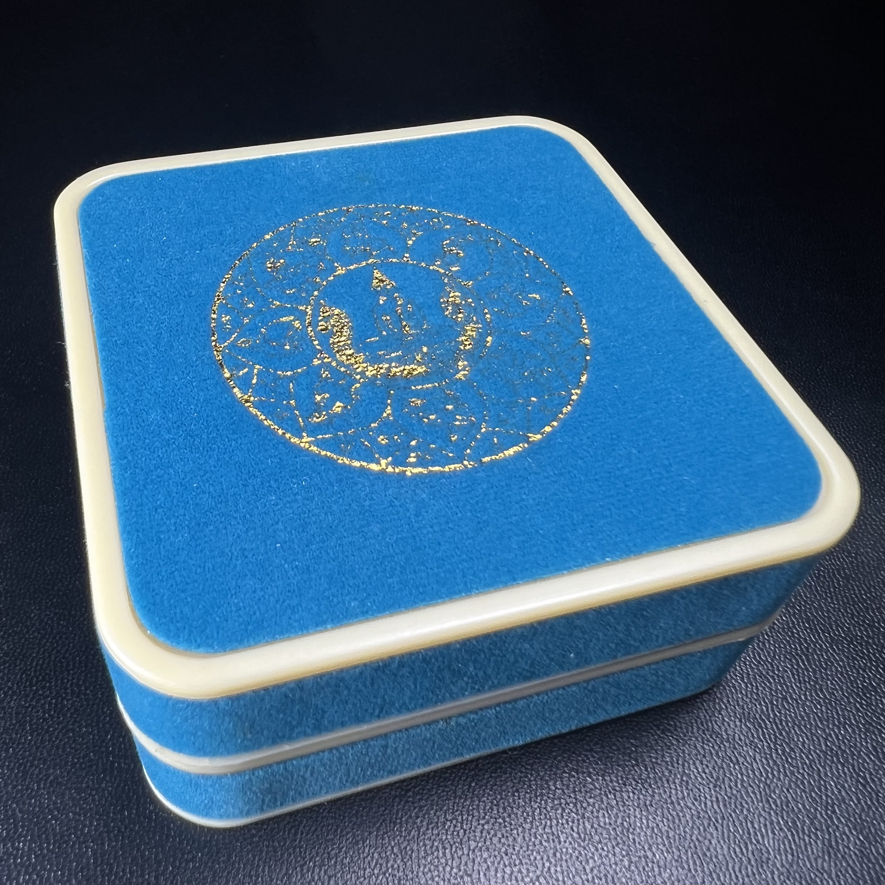 เหรียญหลวงพ่อโสธร รุ่นดวงชะตาคู่ชีวิต พิธีมหาจักรพรรดิตราธิราชครั้งยิ่งใหญ่ พิธีสวดนพเคราะห์เพื่อความเป็นสิริมงคล ปี 2547 ณ พระอุโบสถวัดโสธรวรารามวรวิหาร จ.ฉะเชิงเทรา เนื้อเงินลงยาราชาวดี ขนาด 3.2 ซม.พร้อมกล่องบรรจุเดิมสภาพสวยครบสมบูรณ์