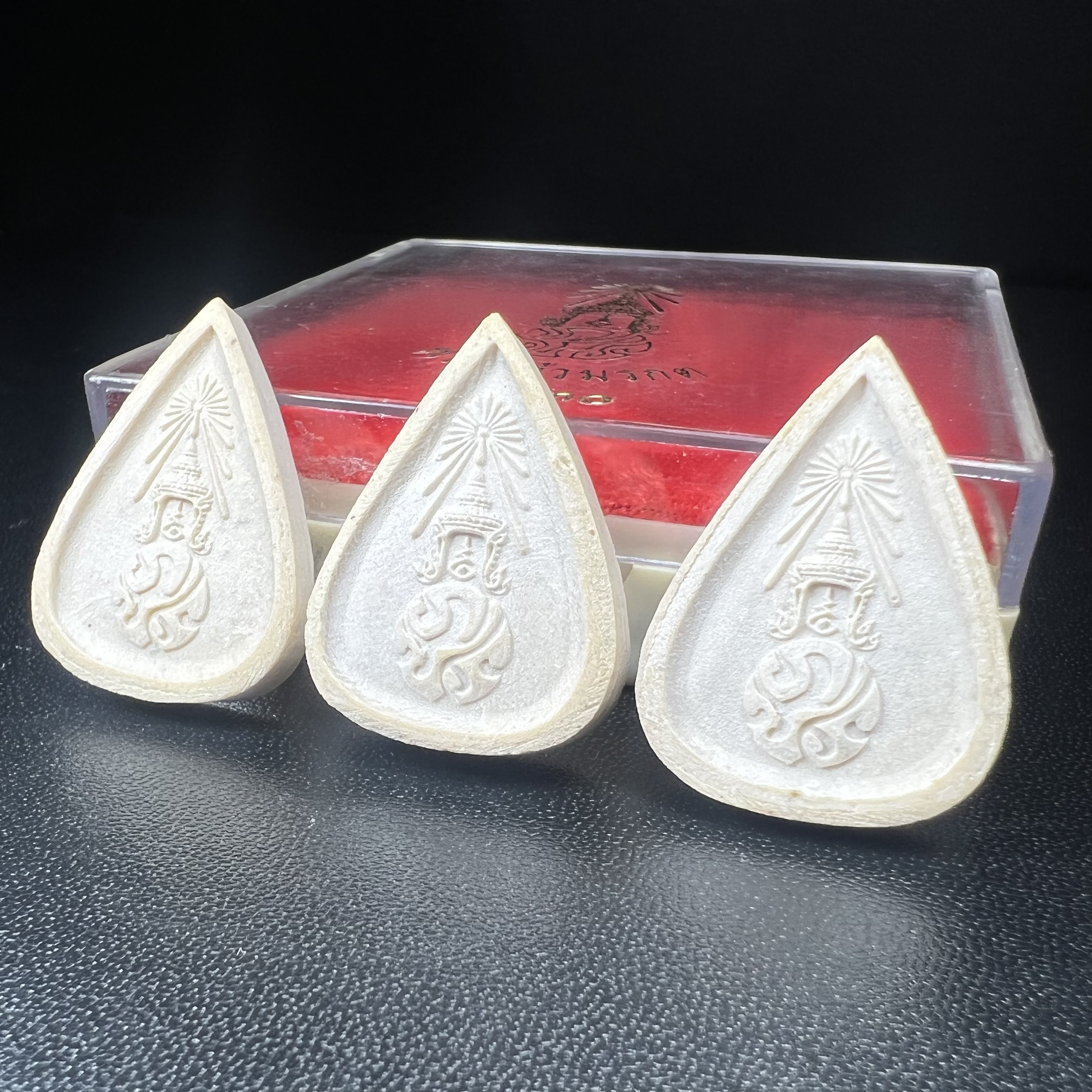 พระแก้วมรกต หลัง ภปร. เนื้อผง ปี2530 พระดี พิธีใหญ่ ประกอบพิธีพุทธาภิเษกพร้อมกับพิธีพระกริ่งปวเรศ ปี2530 วัดบวรนิเวศและวัดพระแก้ว(ครบชุดสามฤดูกล่องเดิมครบ)หายาก