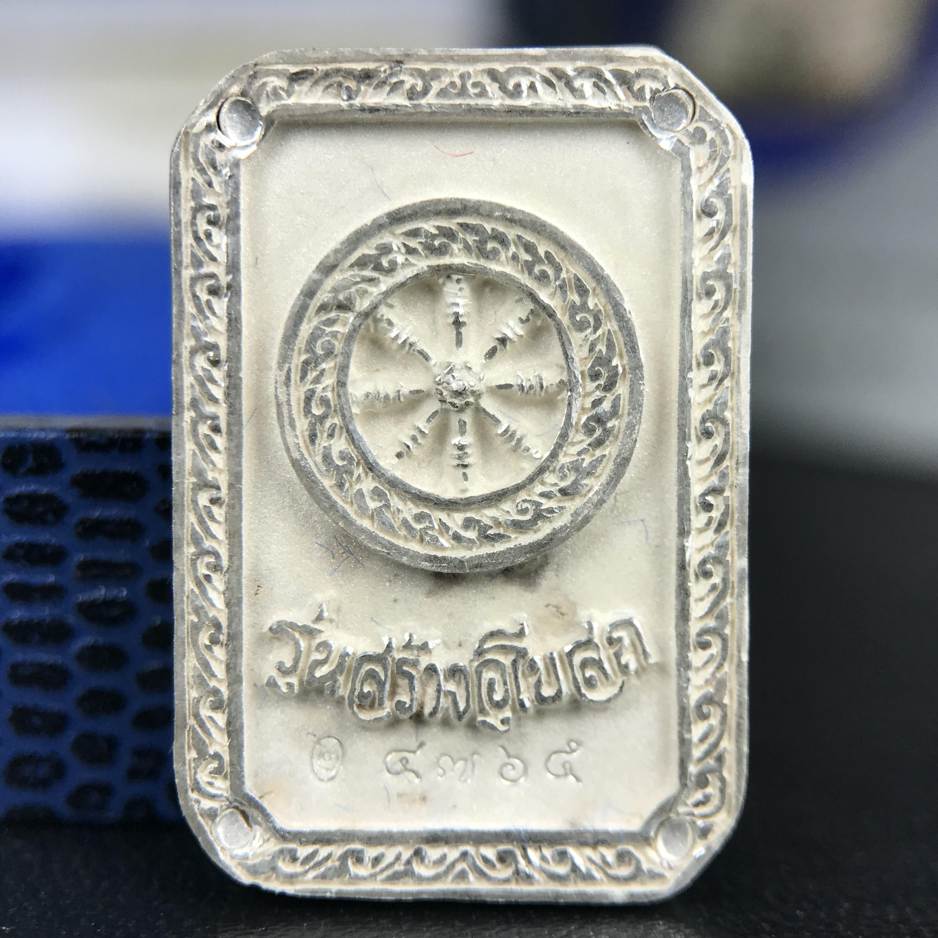 พระพุทธโสธร(หลวงพ่อโสธร) รุ่นสร้างอุโบสถ พิธีมหาพุทธาภิเษก ณ พระอุโบสถวัดโสธรวรารามวรวิหาร ปี 2539 เนื้อเงินทรายนวลขัดเงาบางส่วน พิมพ์แปดเหลี่ยม(หายากสร้างน้อย) สภาพสวยผิวเดิมกล่องบรรจุการ์ดใบรับรองเดิมครบสมบูรณ์