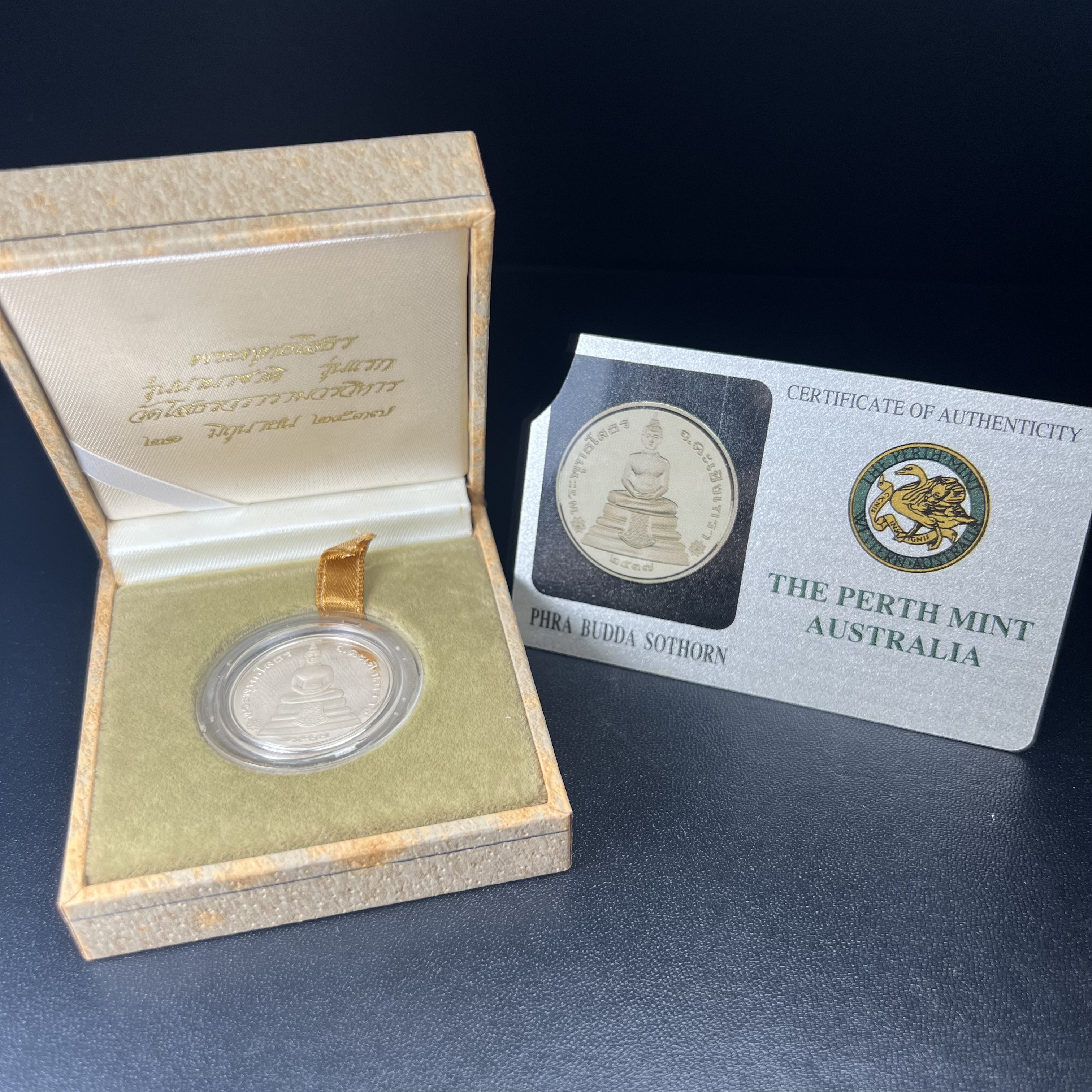 เหรียญพระพุทธโสธร รุ่นนานาชาติ(รุ่นแรก) วัดโสธรวรารามวรวิหาร ปี 2537 หลังพระธรรมจักร เนื้อเงินขัดเงา ขนาด 2.5 มม.สภาพสวยพร้อมกล่องและการ์ดใบรับรองเดิมครบสมบูรณ์(1 ใน 5000 เหรียญ)