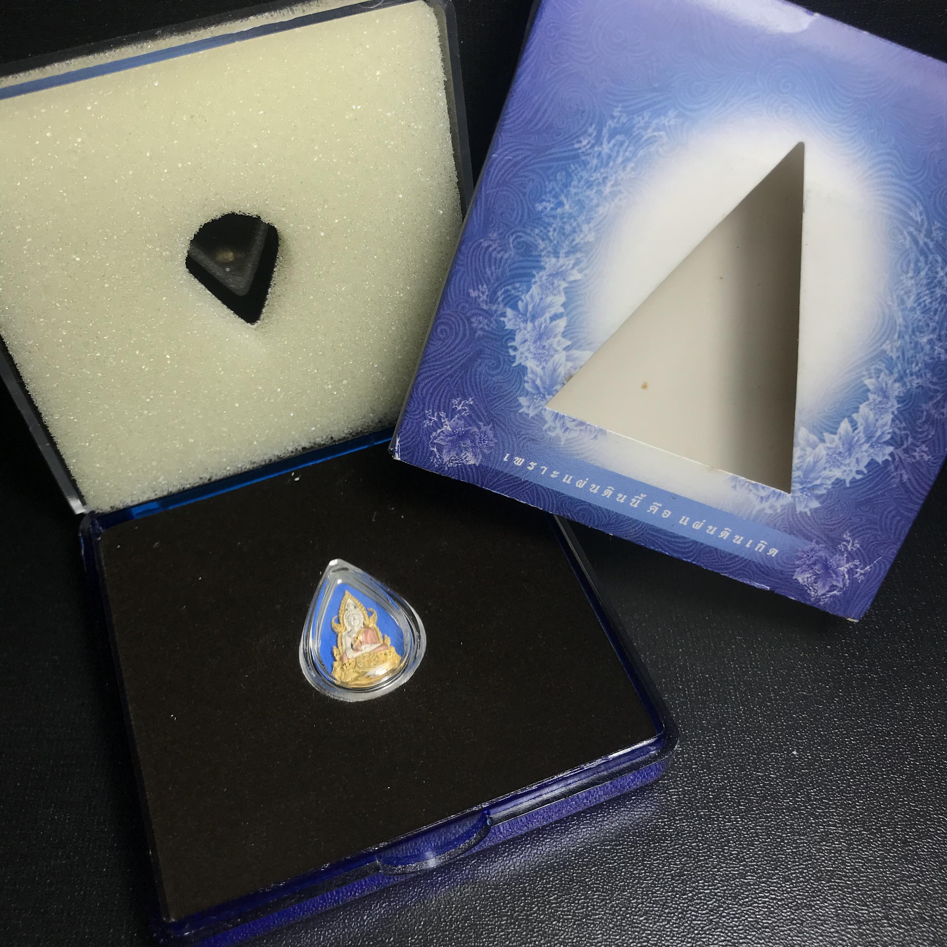 พระพุทธชินราช ภปร. โครงการ เพราะแผ่นดินนี้คือแผ่นดินเกิด เนื้อเงินชุบสามกษัตริย์ ปี2551 ขนาดหน้าตัก1/4นิ้ว (สวยงามหายาก)