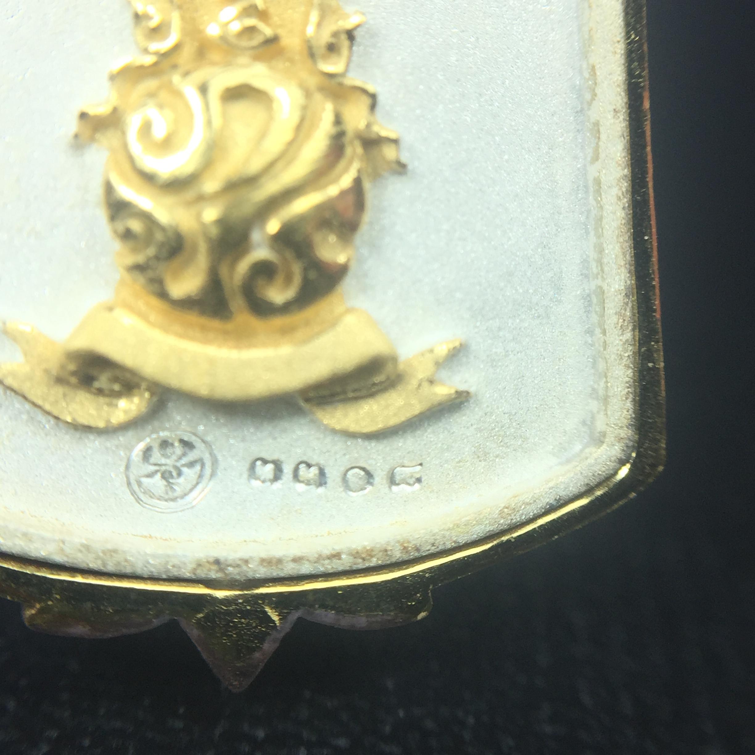 พระแก้วมรกต ภปร. ปี2547 จัดสร้างโดย รพ.ภูมิพลฯ เนื้อเงิน(3 กษัตริย์) เหรียญทรงซุ้ม(1ใน3000องค์)