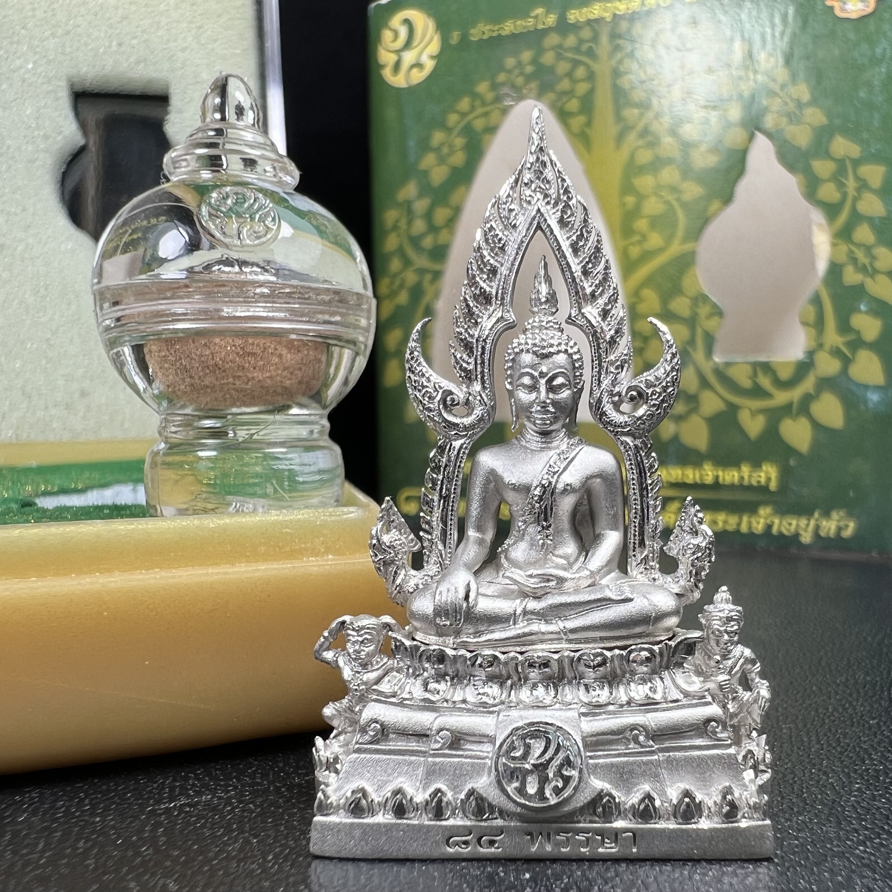 พระพุทธชินราช(จำลอง) ภปร. 84 พรรษา ปี 2554 เนื้อเงินชุบทองคำขาว พิมพ์กลางขนาดหน้าตัก 1/2 นิ้ว(พระราชทานมวลสาร จิตรลดาและเส้นพระเจ้า(เส้นผม)รัชกาลที่9)พุทธศิลป์ทรงคุณค่าอีกหนึ่งรุ่นยอดนิยม(องค์หมายเลขสวย เลขคู่ 1155)