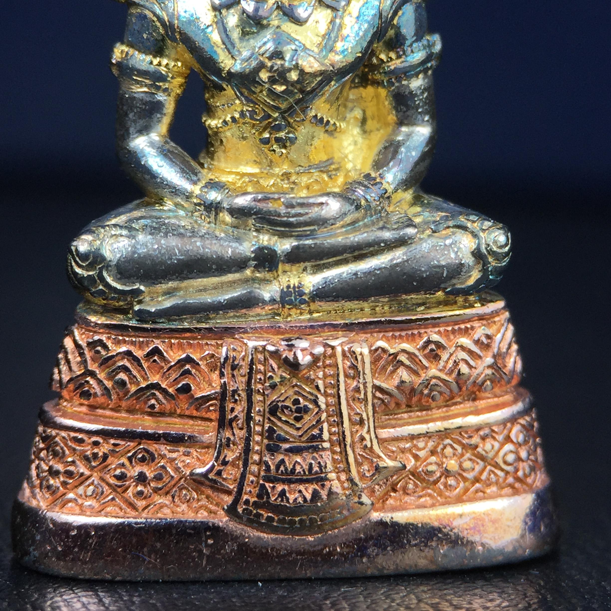 พระแก้วมรกต กรมสรรพสามิตจัดสร้างขึ้นเนื่องในโอกาสครบรอบ 64 ปีของกรมสรรพสามิต และเนื่องในวโรกาสที่พระบาทสมเด็จพระเจ้าอยู่หัวทรงครองราชย์ครบ 50 ปีในปีกาญจนาภิเษก เมื่อ พ.ศ.2539 เนื้อเงิน ชุบทองสามกษัตริย์(ผิวเดิมรุ้งๆสวย) พร้อมกล่องบรรจุเดิม