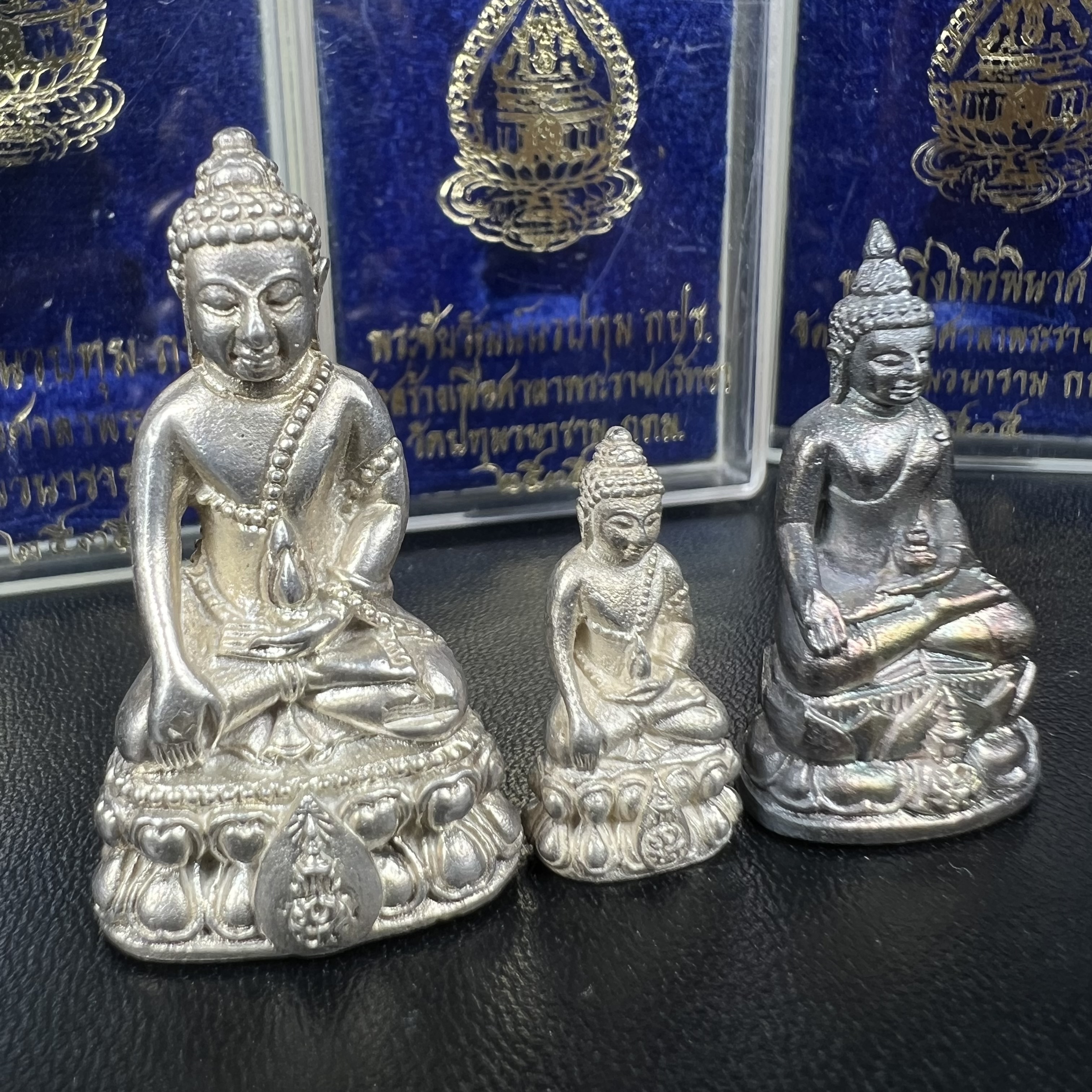 พระกริ่งนวปทุม ภปร.-พระชัยวัฒน์นวปทุม ภปร.-พระกริ่งไพรีพินาศ ภปร. รุ่นแรก วัดปทุมวนาราม ครบชุดเนื้อเงิน ปี2535(ในหลวงรัชกาลที่9เสด็จเททอง)(1ใน3000องค์)หายาก***เก็บทีเดียวครบชุดไปเลยรุ่นนี้ แนะนำ....ตอนนี้หายากแล้ว***