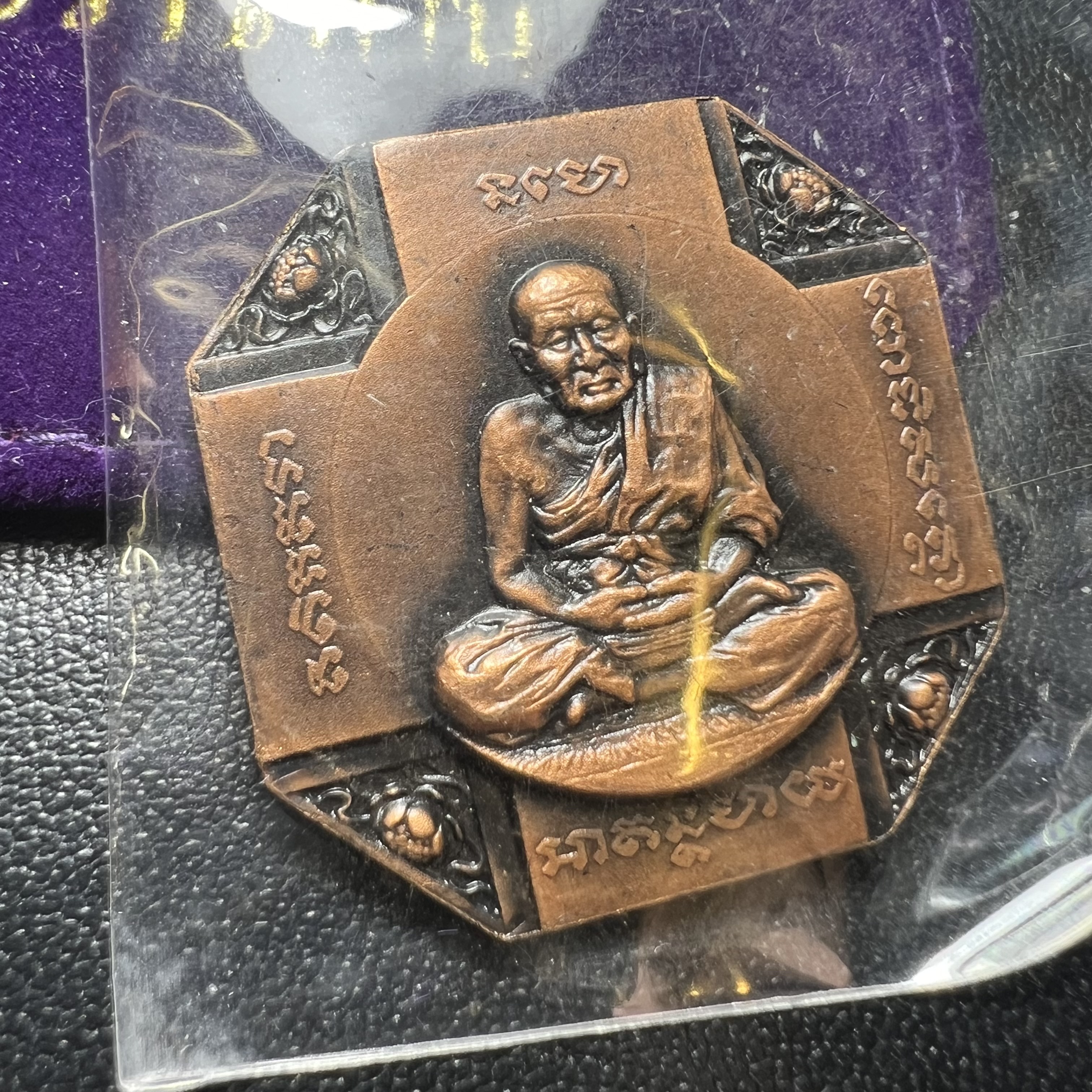 เหรียญหลวงพ่อทวด รุ่นสมเด็จเจ้าฟ้ามหาจักรี 48พรรษา โดยสภากาชาดไทย ปี2546 เหรียญบรอนซ์พ่นทราย(เพื่อพระราชทานตามพระราชอัธยาศัย) ขนาด 2.8 ซม.พร้อมซีนซองถุงบรรจุเดิมครบสวยงาม(เหรียญจัดสร้างเนื้อพิเศษเป็นรูปแบบพระราชทาน ไม่มีในรายการสั่งจอง หายาก)