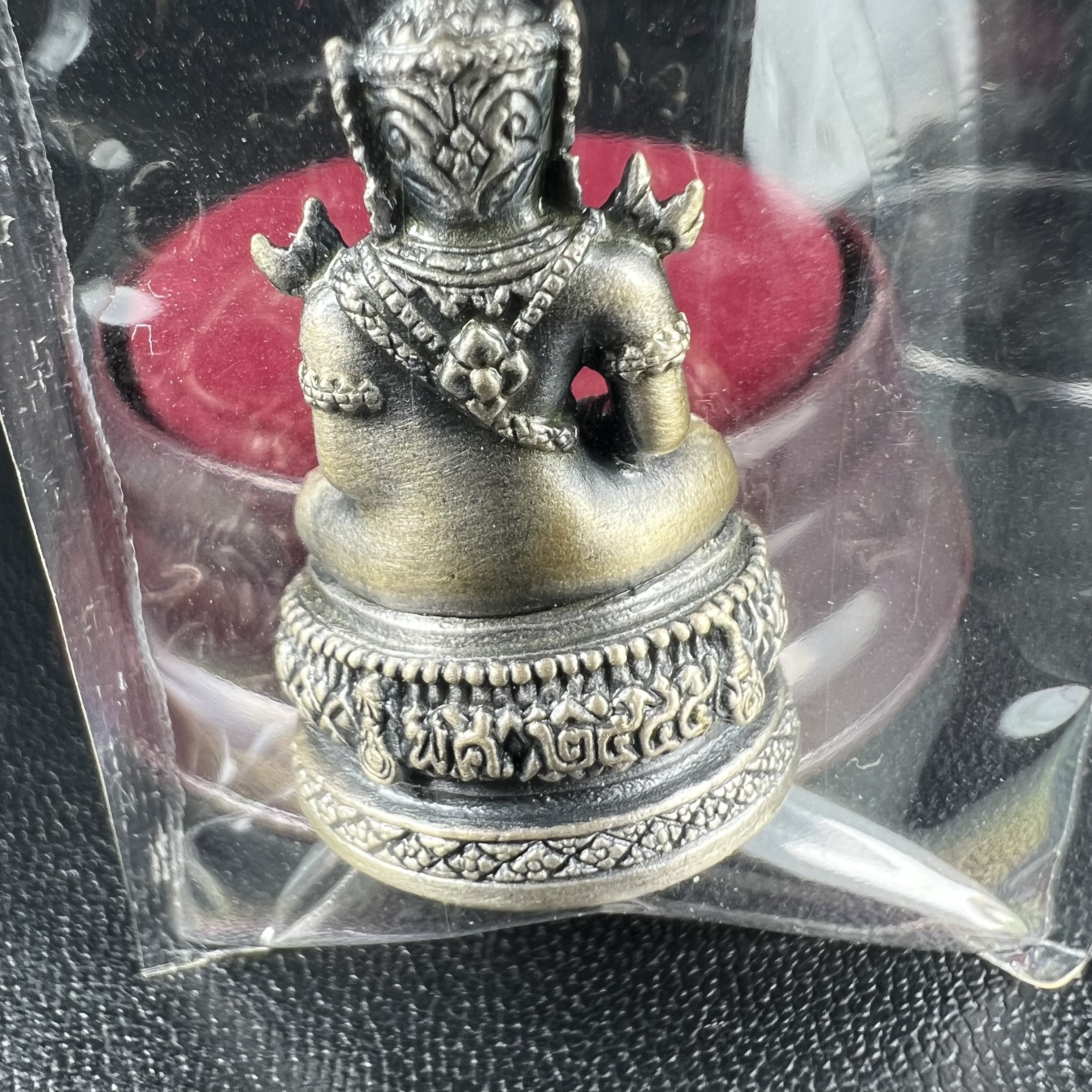 พระแก้วมรกต ภปร.(รุ่นแรก) ปี2545 รุ่นฉลองกรุงรัตนโกสินทร์ครบ 220 ปี พิมพ์ลอยองค์ใหญ่ เนื้ออัลปาก้า ชุบเงินลงดำ ขนาด 19*35 มม. พร้อมครอบตั้งโชว์เดิม องค์พระซีนซองเดิม สวยครบสมบูรณ์