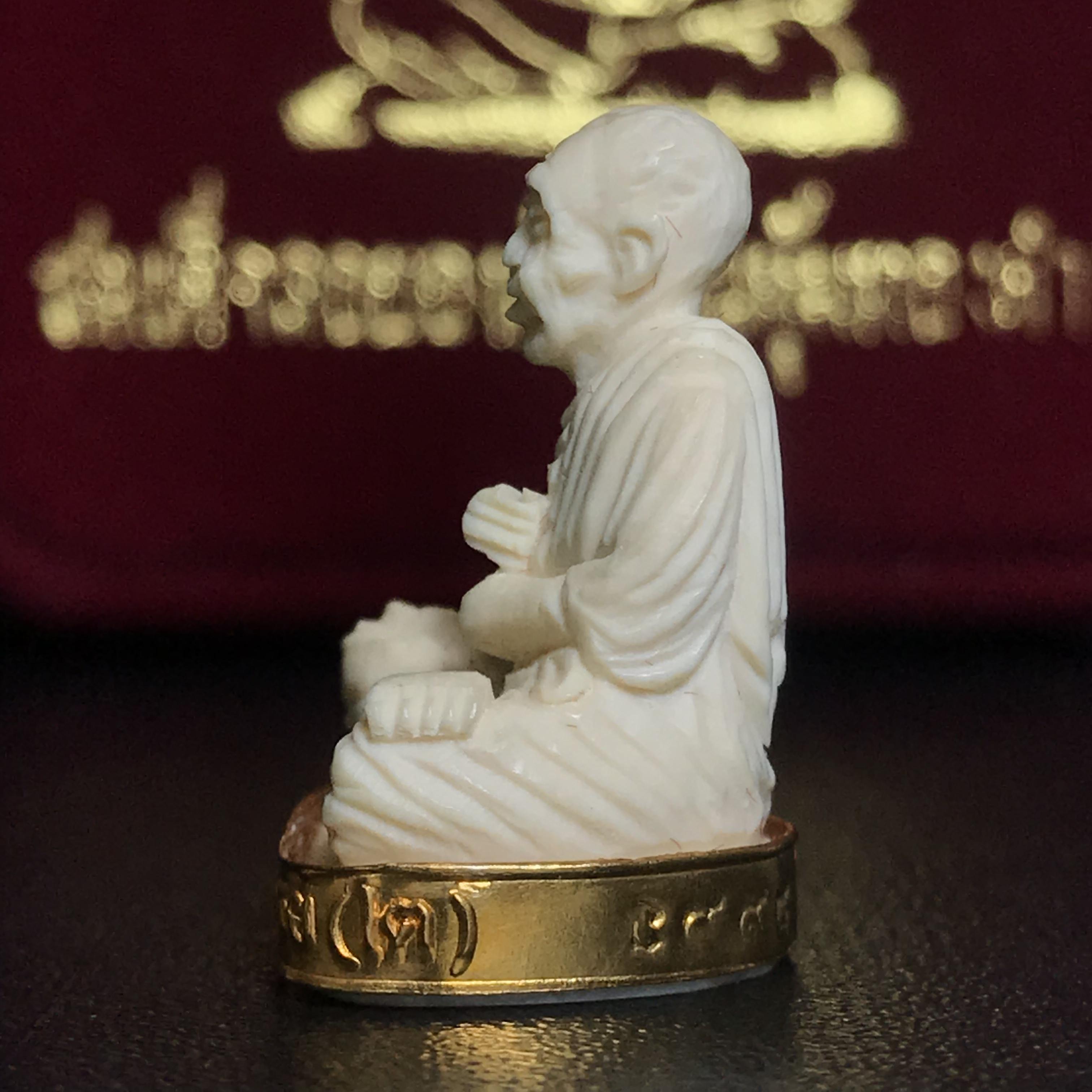 สมเด็จพระพุฒาจารย์ (โต พรหมรังสี) รุ่นคชสารหมื่นปี พ.ศ.2542 ลอยองค์(ฐานหุ้มทองคำ)