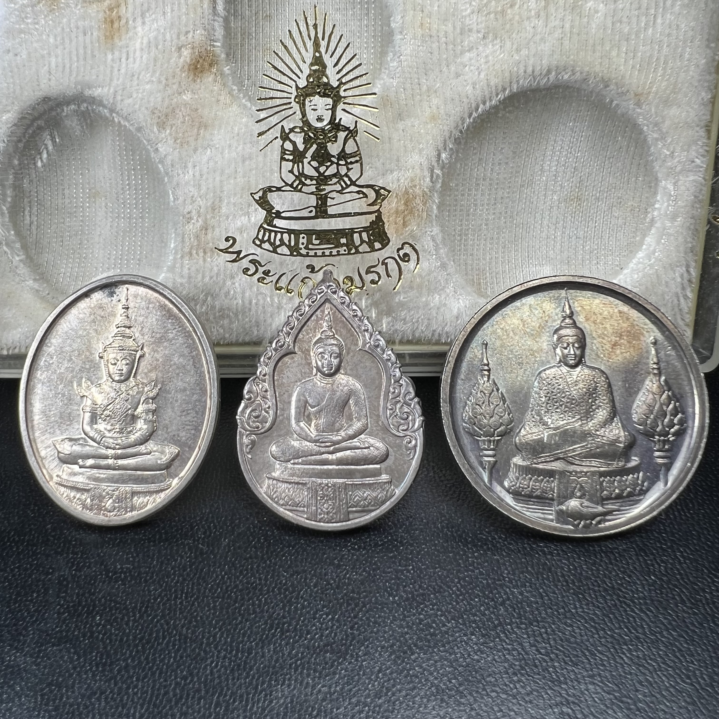 เหรียญพระแก้วมรกตหลัง ภปร. ฉลองกรุงรัตนโกสินทร์ครบ 200 ปี พ.ศ.2525 เนื้อเงิน(ผิวเดิมสวย)กล่องบรรจุเดิมครบ 3พิมพ์ ร้อน ฝน หนาว(บล็อกแรกไม่มีพระราชศรัธานิยม)(ในหลวงรัชกาลที่9 เสด็จในพิธี)พระคู่บ้านคู่เมือง...พระดี...พิธีใหญ่(บล็อกแรกครบชุด ผิวเดิม หายาก)
