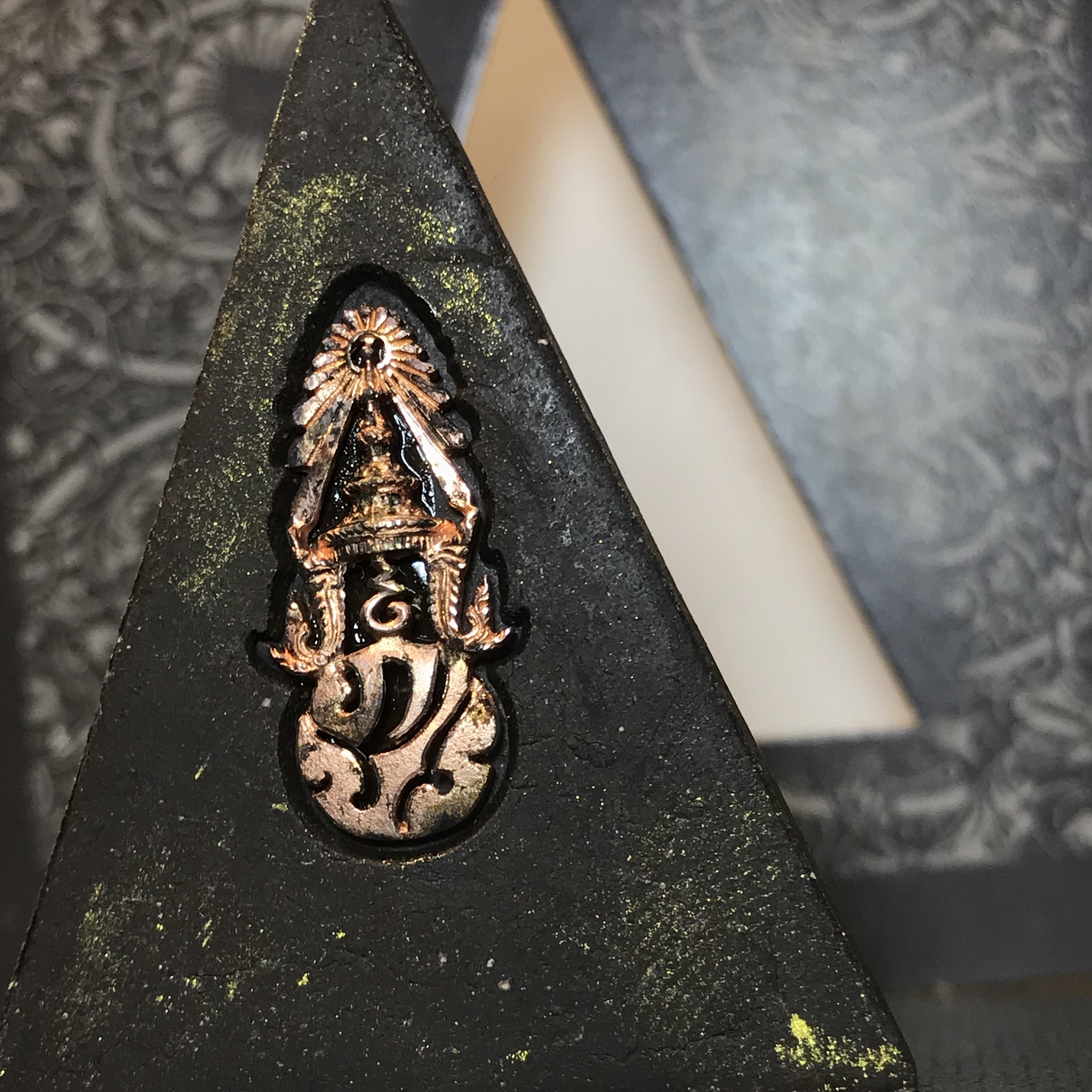 พระพุทธชินราช ภปร. โครงการ "เพราะแผ่นดินนี้ คือ แผ่นดินเกิด" ปี2548(รุ่นแรก) พระผงหลัง ภ.ป.ร. ทองแดง (พระราชทานเส้นพระเจ้า (เส้นผม)และมวลสารจิตรลดา)