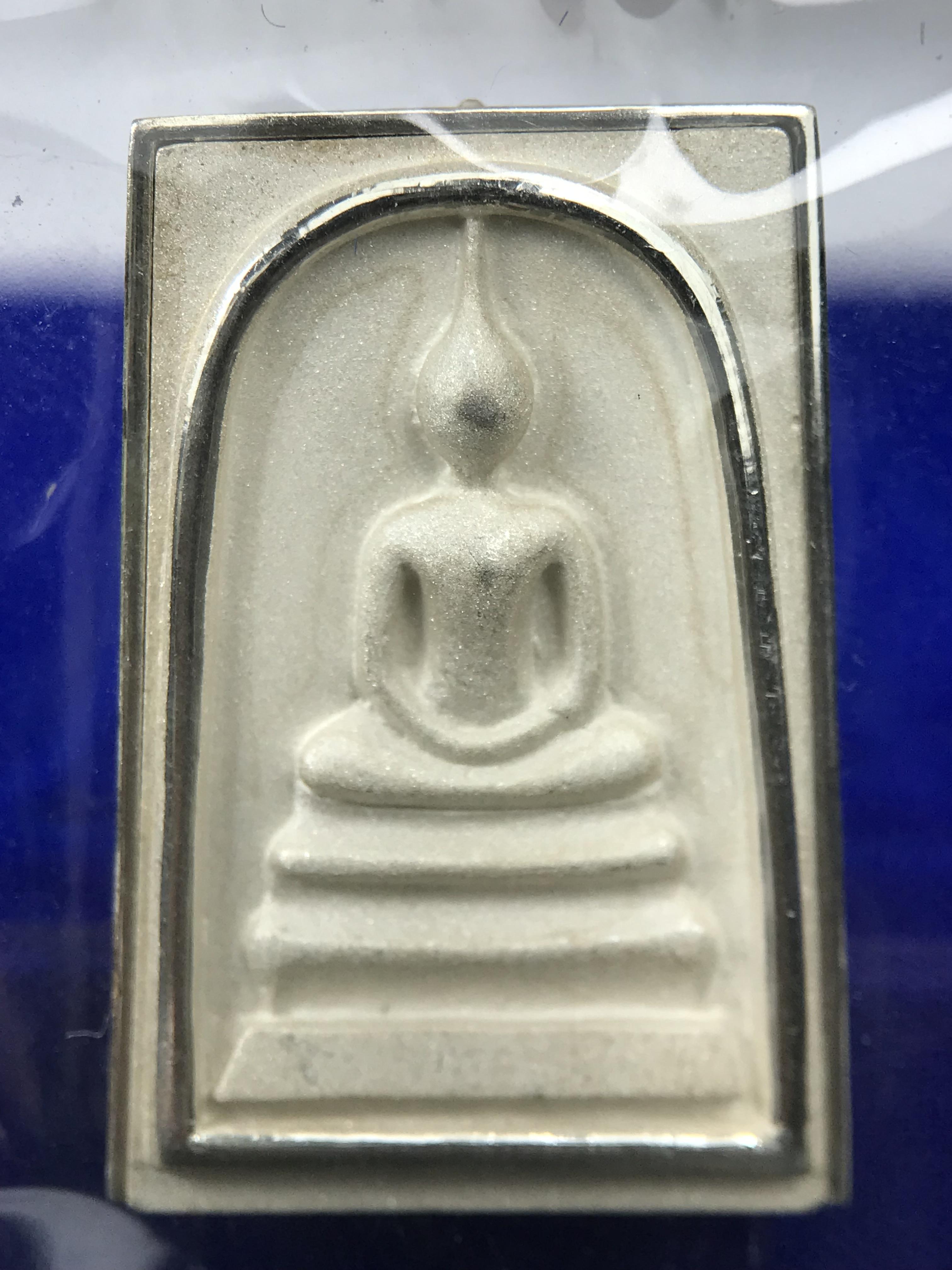 สมเด็จพุฒาจารย์ (โต พรหมรังสี) อนุสรณ์ 128 ปี สมเด็จพระญาณสังวร สมเด็จพระสังฆราช ทรงเมตตาอธิฐานจิต ปี 2543 มหาพุทธาภิเษก 3วาระ เหรียญรูปเหมือนสมเด็จพุฒาจารย์โตด้านหลังพระสมเด็จ พิมพ์ใหญ่เนื้อเงิน ขนาด 1.8 x 2.7 ซม. ทรงคุณค่าทั้งด้านความงานด้านพุทธศิลป์ แล