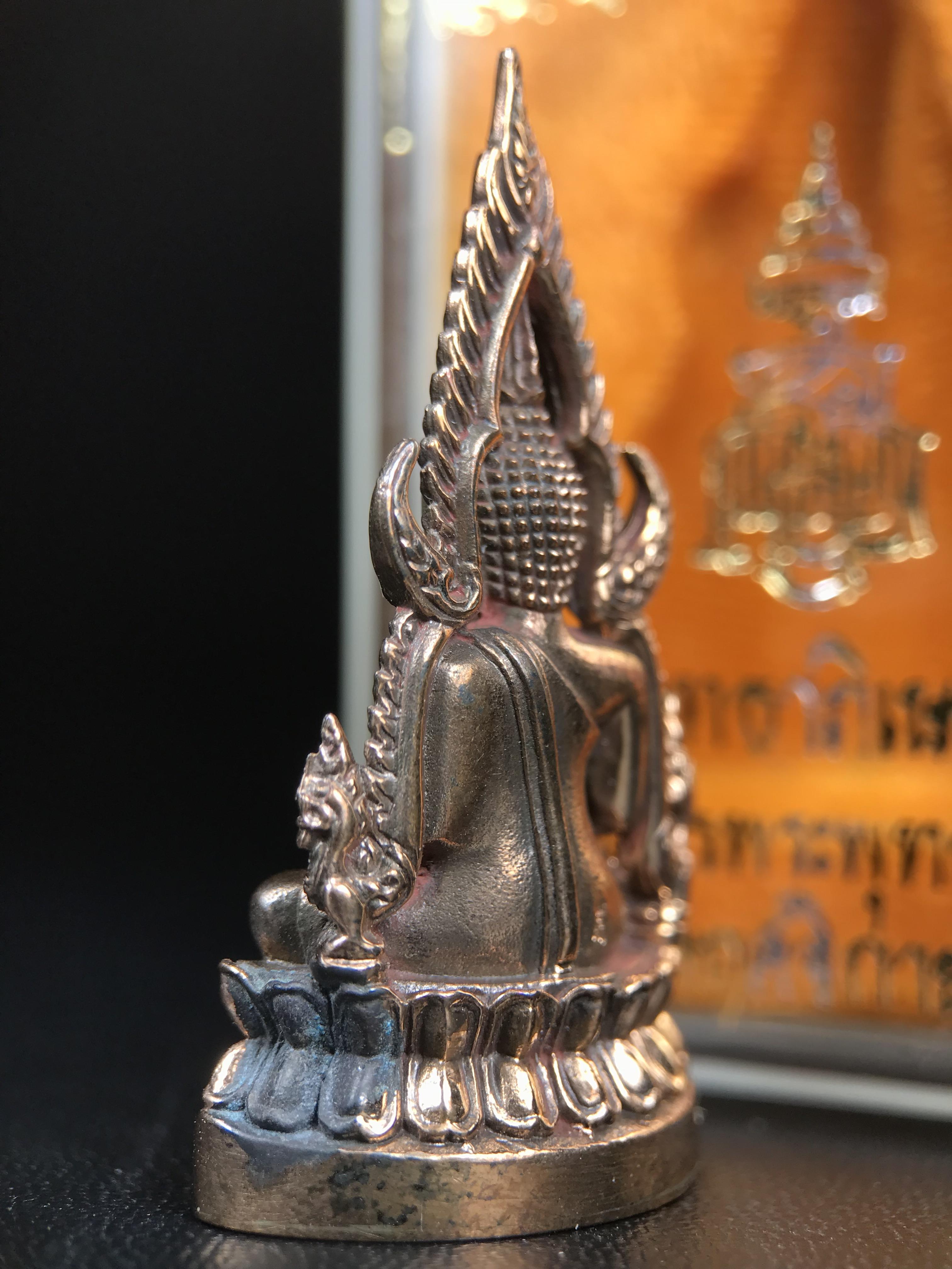 พระพุทธชินราช ญสส. วัดพระศรีมหาธาตุ จ.พิษณุโลก ปี2543 กริ่งชินราชเนื้อนวโลหะเต็มสูตร (ผสมทองคำ 2 บาท ต่อน้ำหนักเนื้อ 1 กิโลกรัม) พิธีใหญ่ รุ่นแรกและรุ่นเดียวที่ หลวงปู่หมุน ฐิตสีโล วัดบ้านจาน มาร่วมปลุกเสก(องค์หมายเลข ๘๐๔ เลขสวย)(1 ใน 2543 องค์)นิยมหายาก