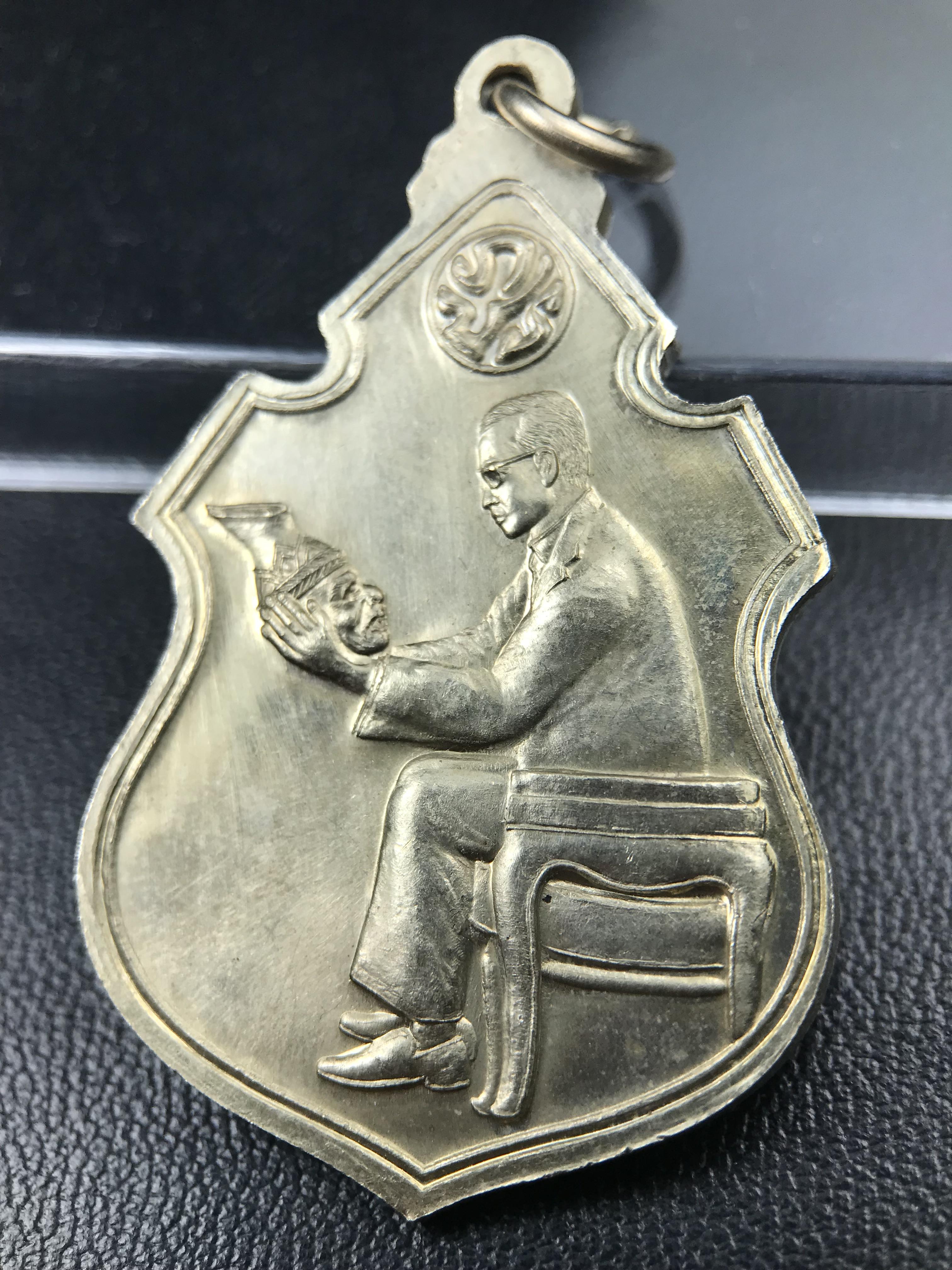 เหรียญครอบครูช่างหลวง(ในหลวงทรงดนตรี) เนื้ออัลปาก้า ปี 2550(หายาก)สุดยอดแห่งความหายากมีหมุนเวียนให้เห็นน้อยมากเป็นอีกหนึ่งรุ่นยอดนิยมของเสด็จพ่อร.9เหรียญนี้สวยมากผิวน้ำทองทั่วทั้งเหรียญ