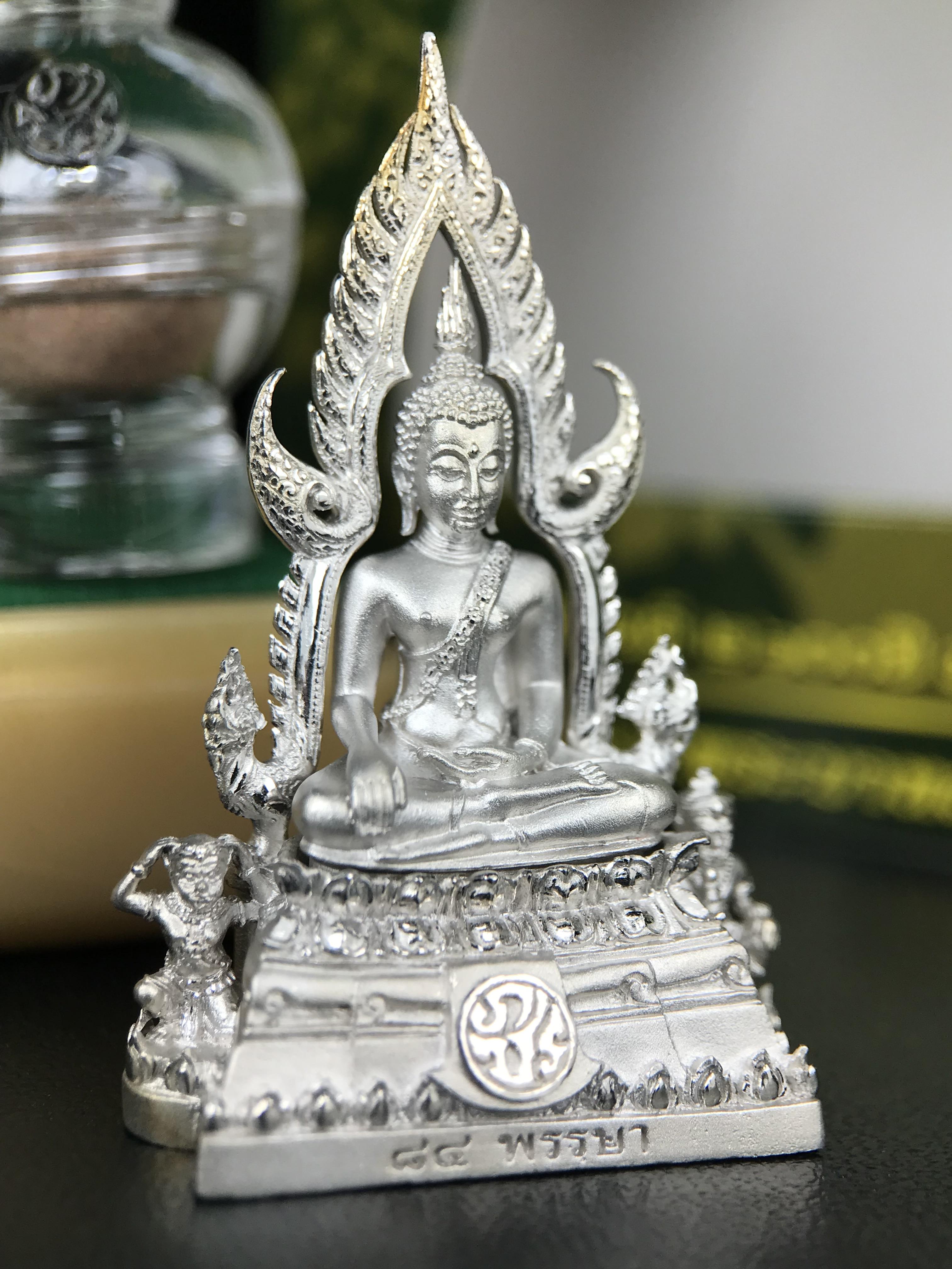 พระพุทธชินราช ภปร. 84 พรรษาในหลวงรัชกาลที่ 9 ปี 2554 พิมพ์กลางขนาดหน้าตัก 1/2 นิ้ว(สูง 3.8 ซม.) เนื้อเงินชุบทองคำขาว(สภาพผิวเดิมสวย) (พระราชทานมวลสาร จิตรลดาและเส้นพระเจ้า(เส้นผม)รัชกาลที่9)พุทธศิลป์ทรงคุณค่าอีกหนึ่งรุ่นยอดนิยม(องค์หมายเลข ๒๔๐๐)