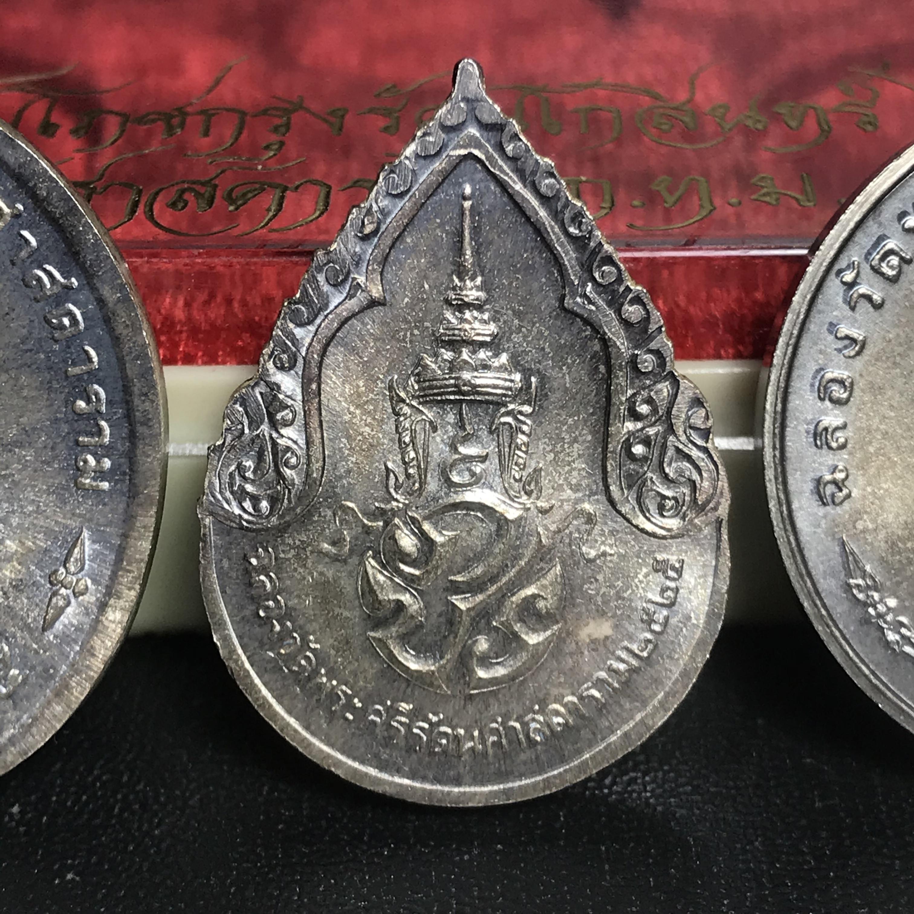 เหรียญพระแก้วมรกตหลัง ภปร ฉลองกรุงรัตนโกสินทร์ครบ 200 ปี พ.ศ.2525 เนื้อเงินกล่องบรรจุเดิมครบ3พิมพ์(บล็อกแรกไม่มีพระราชศรัธา)(ในหลวงรัชกาลที่9 เสด็จในพิธี)