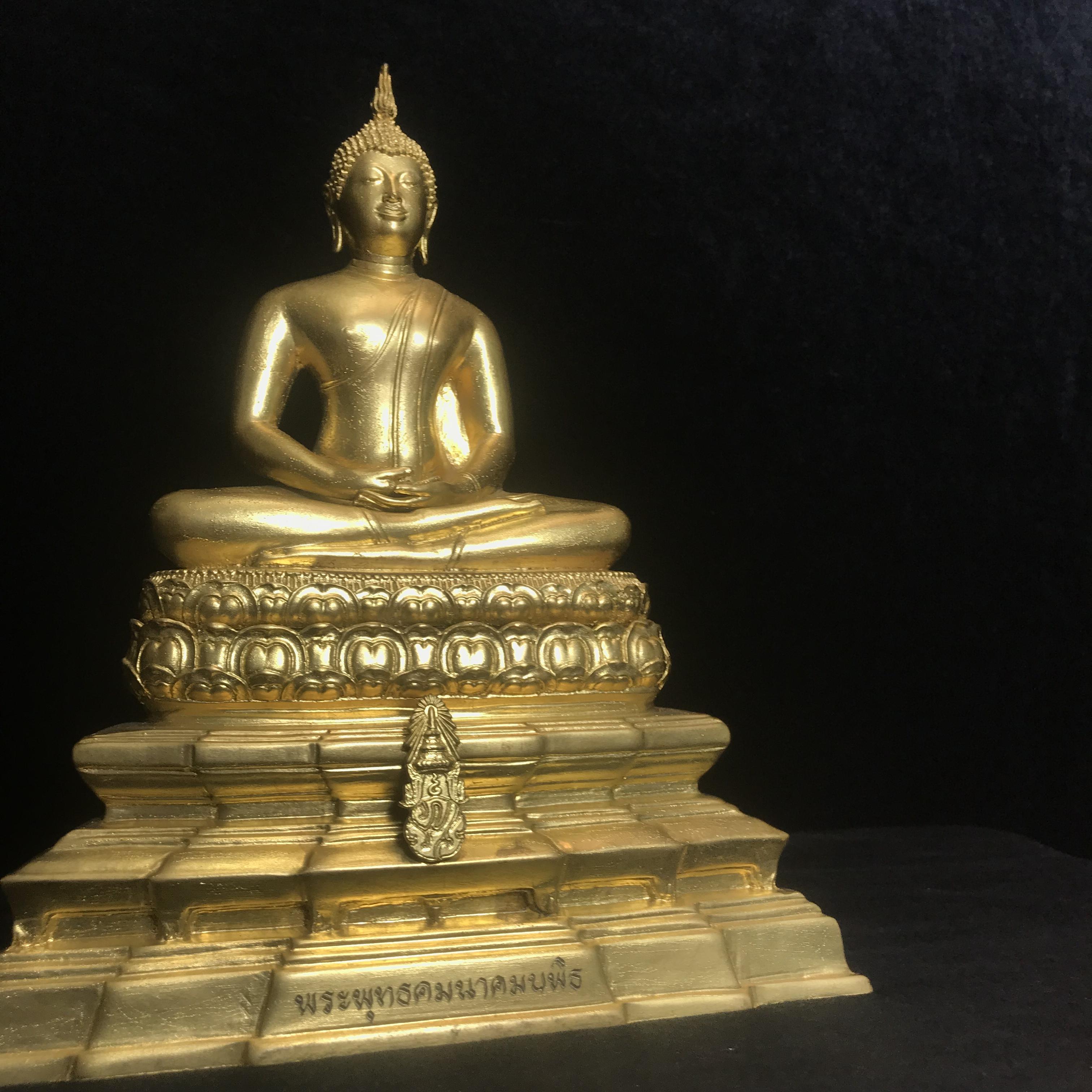 พระพุทธคมนาคมบพิธ (พระพุทธสิหิงค์จำลอง)(พระพุทธรูปประจำกระทรวงคมนาคม) ตรา ภปร. ครบรอบ 84 ปี กระทรวงคมนาคม พ.ศ.2539 เนื้อลำอู่แดงลงรักปิดทอง หน้าตัก 5 นิ้ว ปลุกเสก ณ วัดพระแก้ว พิธีใหญ่(1 ใน 3000 องค์)หายาก