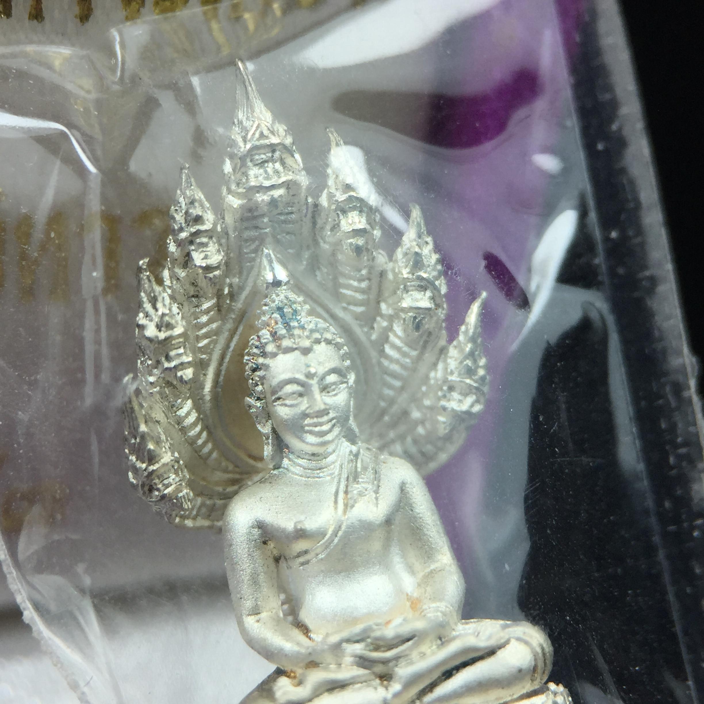 พระนาคปรก สธ. รุ่นสร้างพระอุโบสถเฉลิมพระเกียรติ 4 รอบ 84 พรรษา สมเด็จพระเทพรัตนราชสุดาฯ วัดบวรนิเวศวิหาร ปี 2543 พิมพ์เล็ก เนื้อเงินบริสุทธิ์ แบบพ่นทรายขัดเงาบางส่วน(สภาพ สวย ซีนซองกล่องบรรจุเดิมครบ)พิธีใหญ่ พุทธศิลป์งดงาม หายาก (1 ใน 2999 องค์)