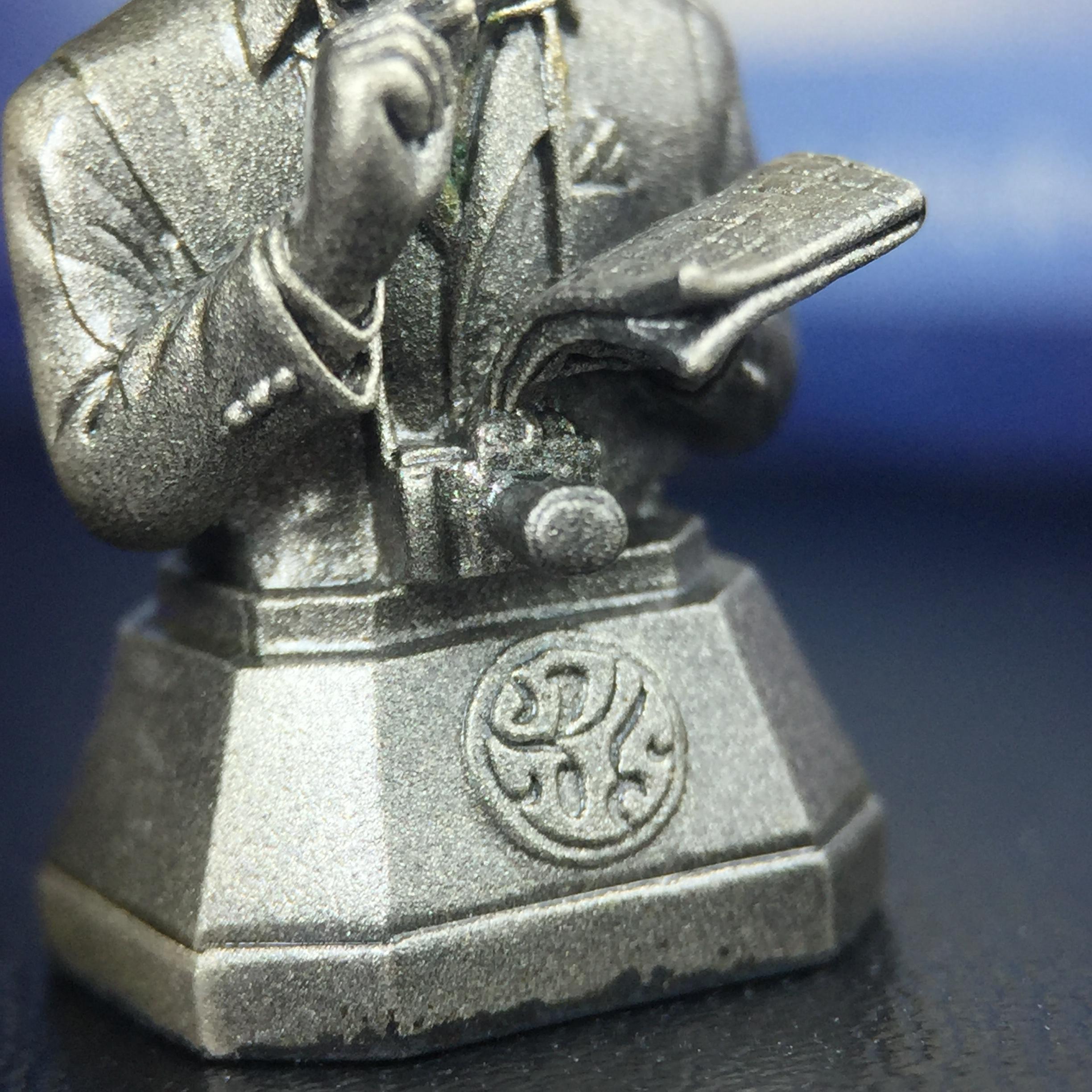 พระบรมรูปพระบาทสมเด็จพระเจ้าอยู่หัวรัชกาลที่ 9(ทรงงาน) ภปร. รุ่นเพราะแผ่นดินนี้คือแผ่นดินเกิด ปี 2551 ขนาดสูง 1 นิ้ว เนื้อบรอนซ์ชุบเงินรมดำ(ด้านหน้า ฐานพระบรมรูปฯ ประดิษฐานอักษรพระปรมาภิไธย ภ.ป.ร.)นิยมหายาก