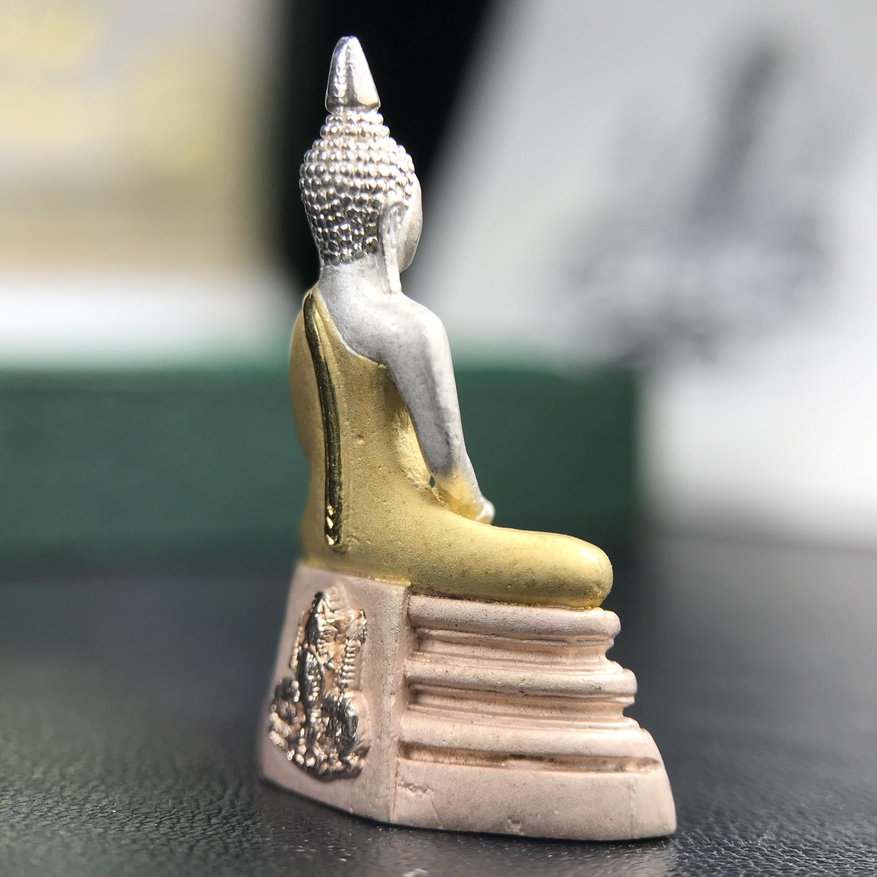 พระพุทธโสธร ภปร. รุ่นย้อนยุค สร้างพระอุโบสถ สมาคมชาวฉะเชิงเทรา จัดสร้าง ปี 2539 วโรกาสครองสิริราชสมบัติครบ 50 ปี เนื้อเงินชุบสามกษัตริย์ทรายนวลขัดเงาบางส่วน(สภาพผิวเดิม เก่าเก็บอย่าดี สวยมาก แบบนี้หายาก) พร้อมกล่องบรรจุและใบรับรองเดิมครบสมบูรณ์