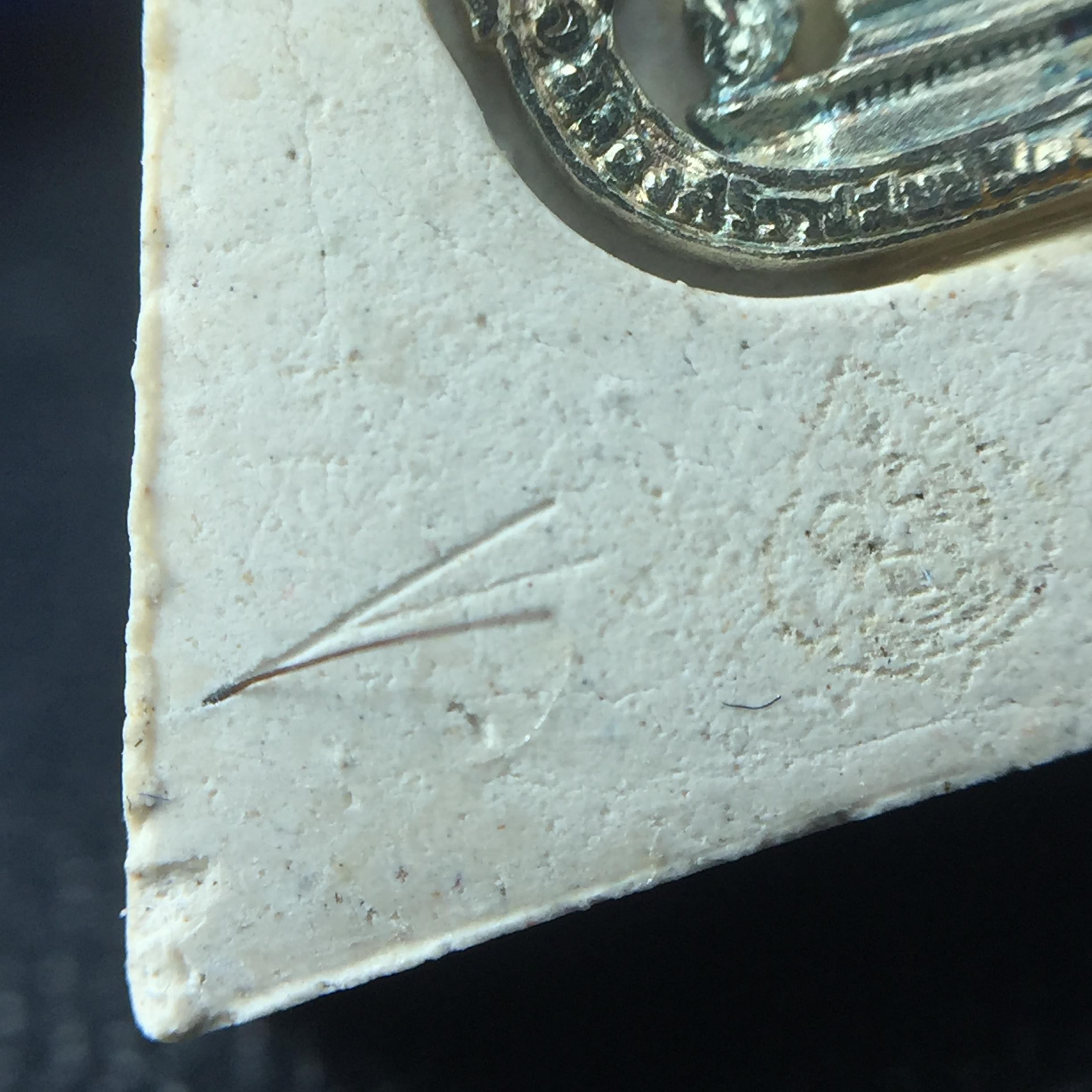 พระแก้วมรกต(จำลอง)ทรงเครื่องฤดูร้อน พระผงบูชา ด้านหน้าปิดทอง ด้านหลังตราฉลองสิริราชสมบัติครบ 60ปี เนื้อเงินขึ้นสีรุ้งธรรมชาติสร้างสรรค์งดงาม(รุ่นนี้ได้พระราชทานเส้นพระเจ้า(เส้นผม)รัชกาลที่9ในการจัดสร้าง)***องค์นี้พิเศษมองเห็นเส้นผมติดอยู่ด้านหลังชัดเจน***