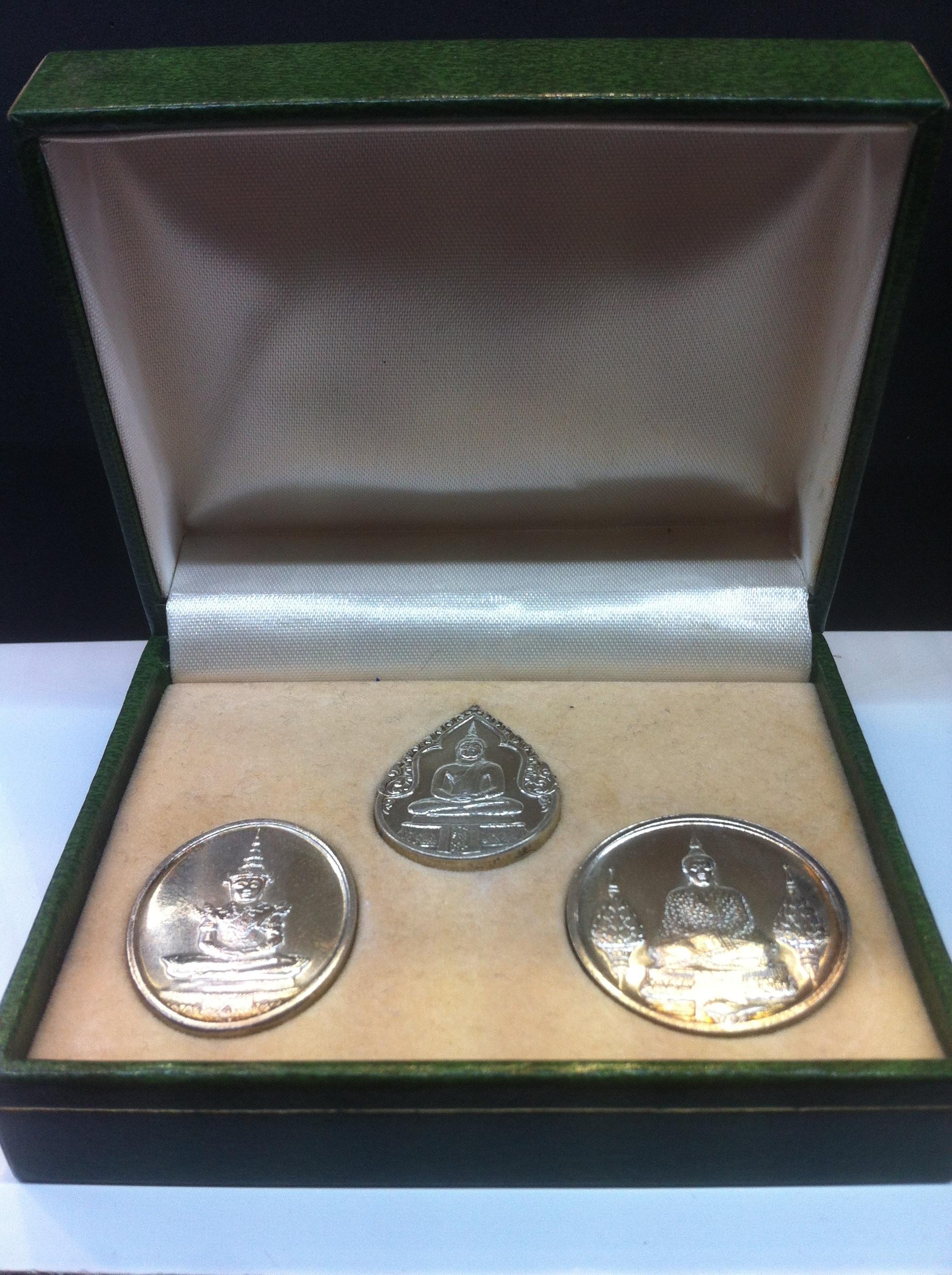 เหรียญพระแก้วมรกต ภปร พระราชศรัทธา ฉลองกรุง 200 ปี เนื้อเงิน ปี 2525(ครบชุด)