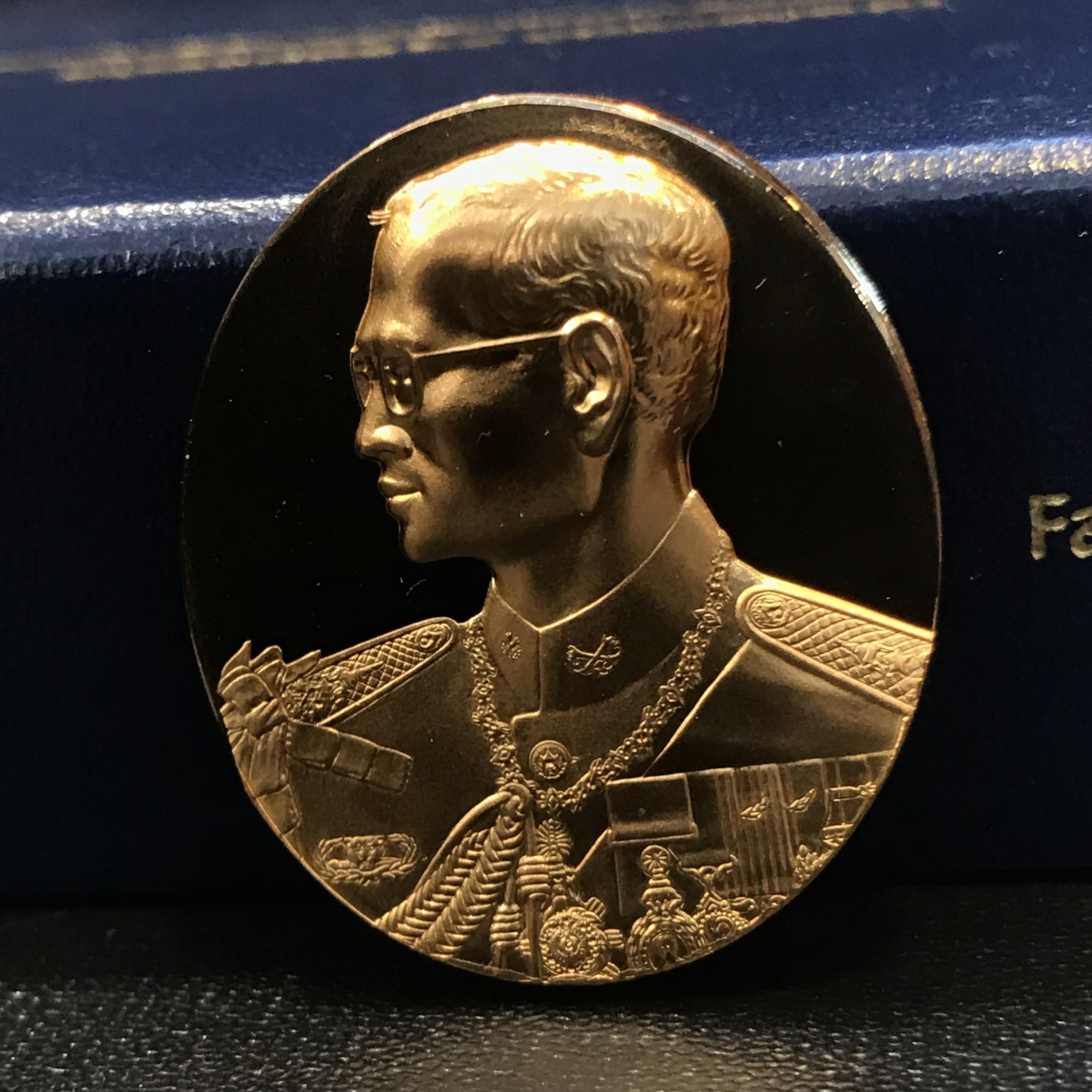 เหรียญรัชกาลที่9 ที่ระลึกสร้างพระมหาธาตุเจดีย์ภักดีประกาศ เนื้อบรอนซ์สวิส 15 กรัม(ขัดเงา)สภาพสวยมาก พร้อมกล่องเดิมๆ