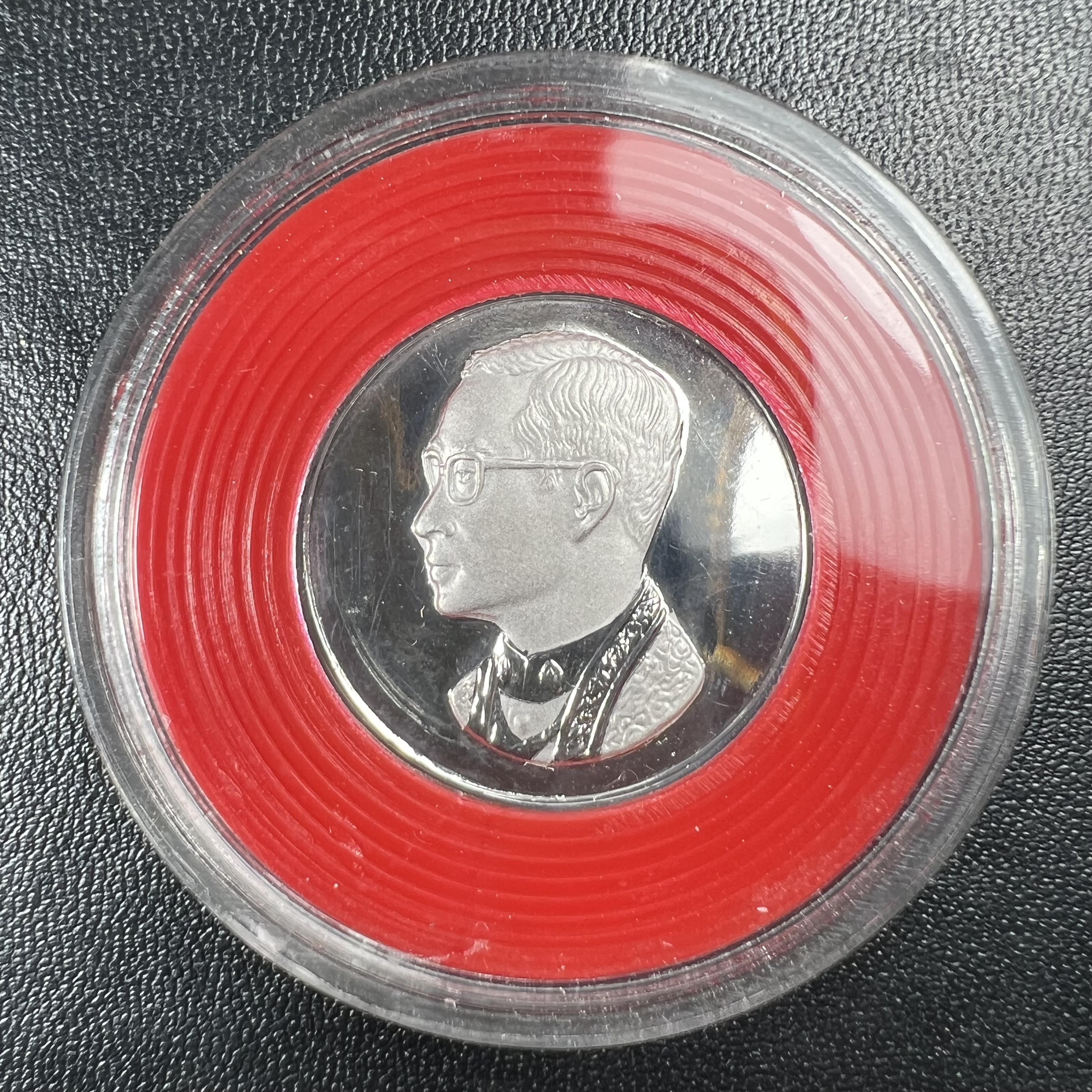 วัตถุมงคลคุ้มเกล้าฯ มหามงคลเฉลิมพระชนมพรรษา 6 รอบ รัชกาลที่ 9 ชุดพิเศษกรรมการ(หายาก) (ในหลวงรัชกาลที่9 ทรงจุดไฟพระฤกษ์และเททอง พิธีใหญ่)ยอดนิยมหายาก