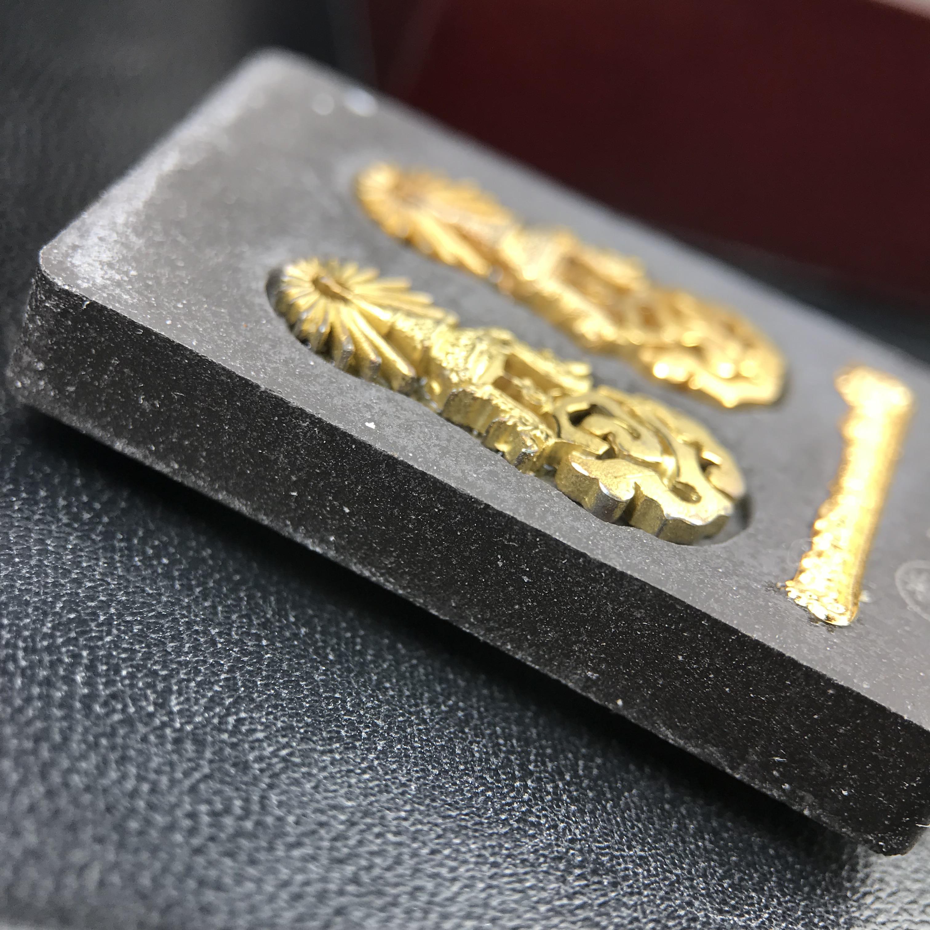 พระนิรันตรายสองกษัตริย์ มหาพุทธานุภาพแห่งแผ่นดิน ปี 2552 "พระผู้ปกป้องคุ้มครองจากภัยอันตรายทั้งปวง" พระผงพิมพ์สมเด็จหน้าปัดทอง สีดำด้านหลังฝังโลหะเงินชุบทอง เชิญอักษรพระปรมาภิไธยสองกษัตริย์(จปร.และ วปร.) พร้อมกล่องบรรจุเดิม องค์หมายเลข ๒๘๐