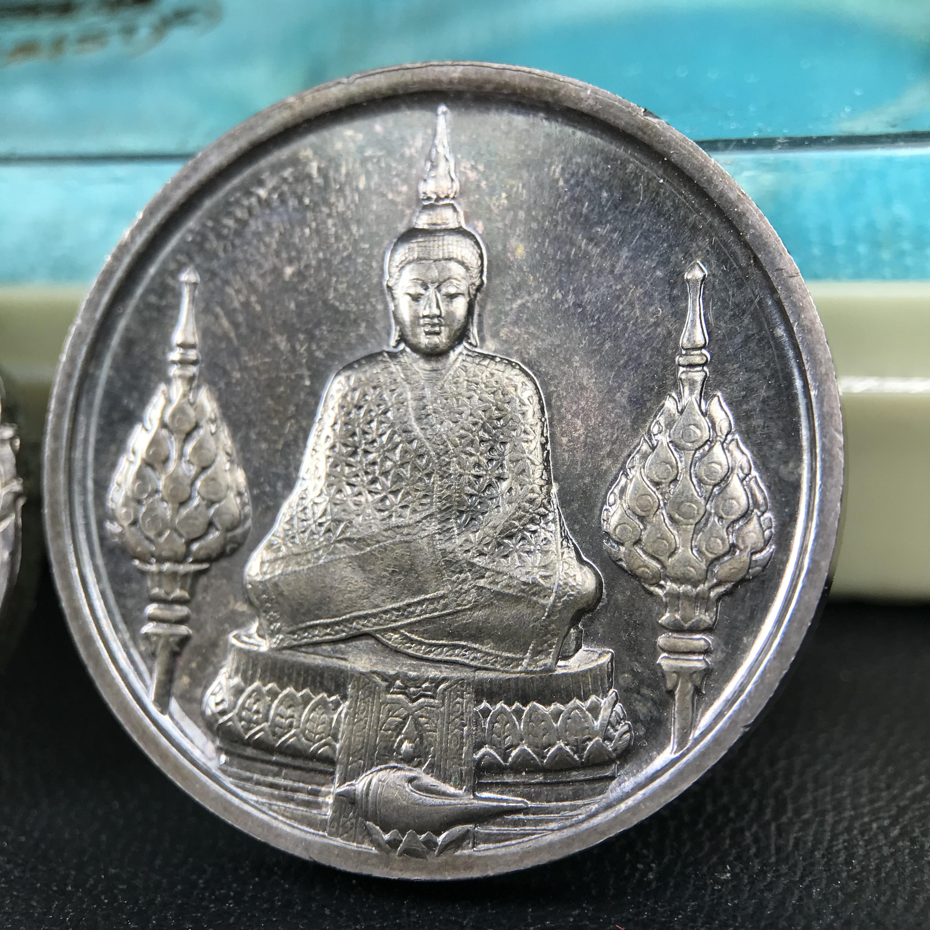เหรียญพระแก้วมรกตหลัง ภปร. ฉลองกรุงรัตนโกสินทร์ครบ 200 ปี พ.ศ.2525 เนื้อเงิน(ผิวเดิมสวย)กล่องบรรจุเดิมครบ 3พิมพ์ ร้อน ฝน หนาว(บล็อกแรกไม่มีพระราชศรัธานิยม)(ในหลวงรัชกาลที่9 เสด็จในพิธี)พระคู่บ้านคู่เมือง...พระดี...พิธีใหญ่(บล็อกแรกครบชุด ผิวเดิม หายาก)