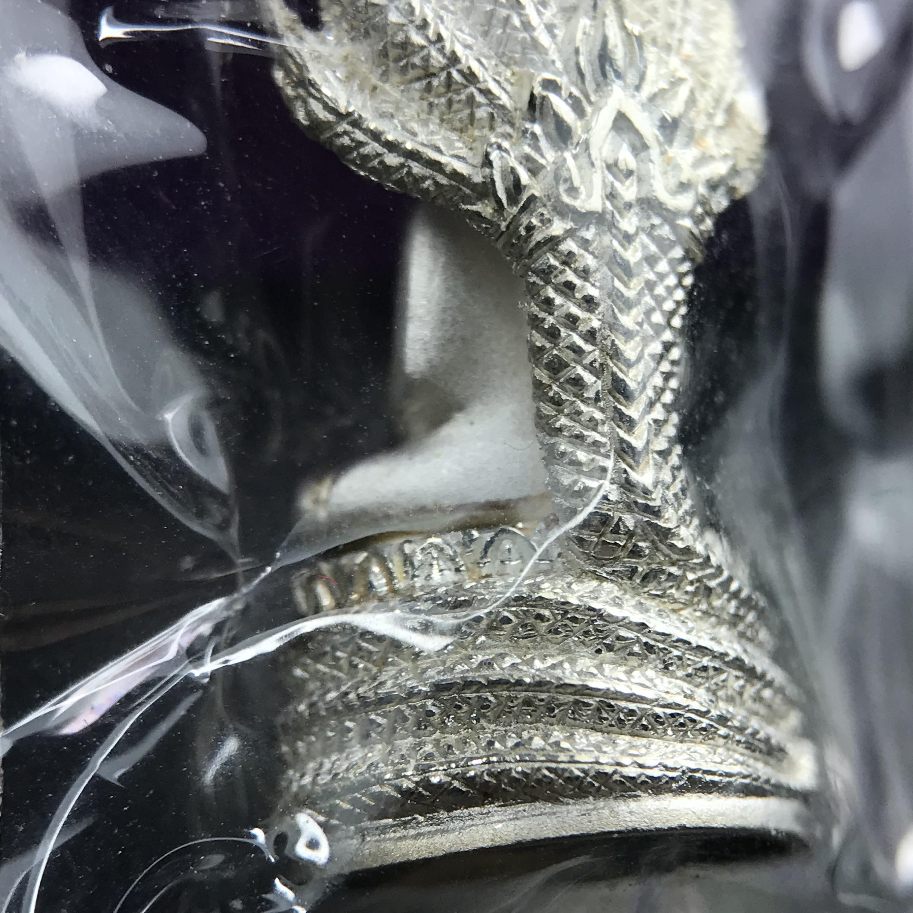 พระนาคปรก สธ. รุ่นสร้างพระอุโบสถเฉลิมพระเกียรติ 4 รอบ 84 พรรษา สมเด็จพระเทพรัตนราชสุดาฯ วัดบวรนิเวศวิหาร ปี 2543 พิมพ์เล็ก เนื้อเงินบริสุทธิ์ แบบพ่นทรายขัดเงาบางส่วน(สภาพ สวย ซีนซองกล่องบรรจุเดิมครบ)พิธีใหญ่ พุทธศิลป์งดงาม หายาก (1 ใน 2999 องค์)