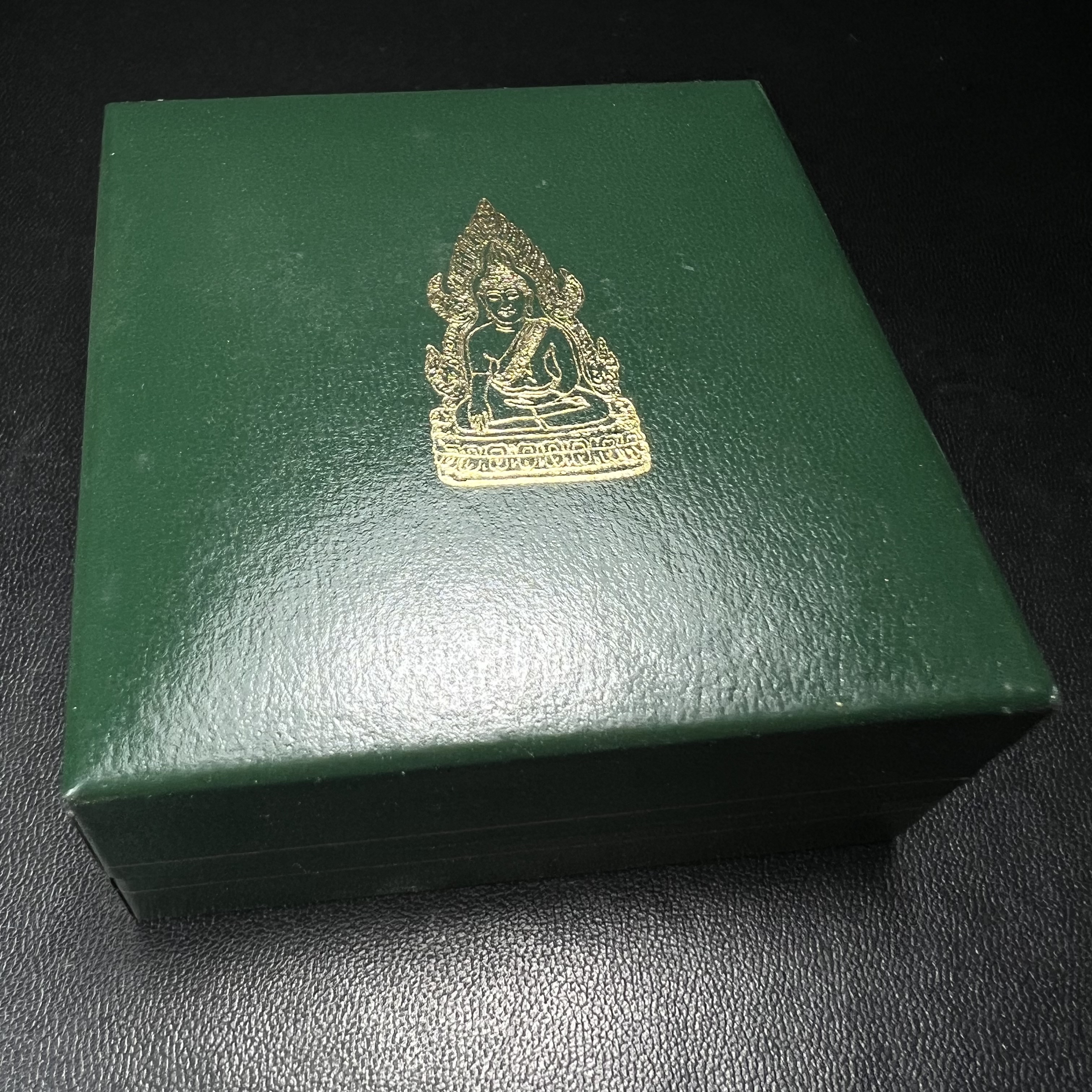 พระพุทธชินราช รุ่นมหาลาภ พิธีพุทธาภิเษกวัดพระศรีรัตนมหาธาตุวรมหาวิหาร จ.พิษณุโลก ปี 2540 เนื้อเงินบริสุทธิ์ 99.9% (นวลเงา)(สภาพผิวเดิมขึ้นสีรุ้ง สวยมากๆเสน่ห์พระเนื้อเงิน สีสันที่ธรรมชาติสรรค์สร้าง) พร้อมกล่องบรรจุเดิม (องค์หมายเลข 11411)(เลขกระจก)นิยม