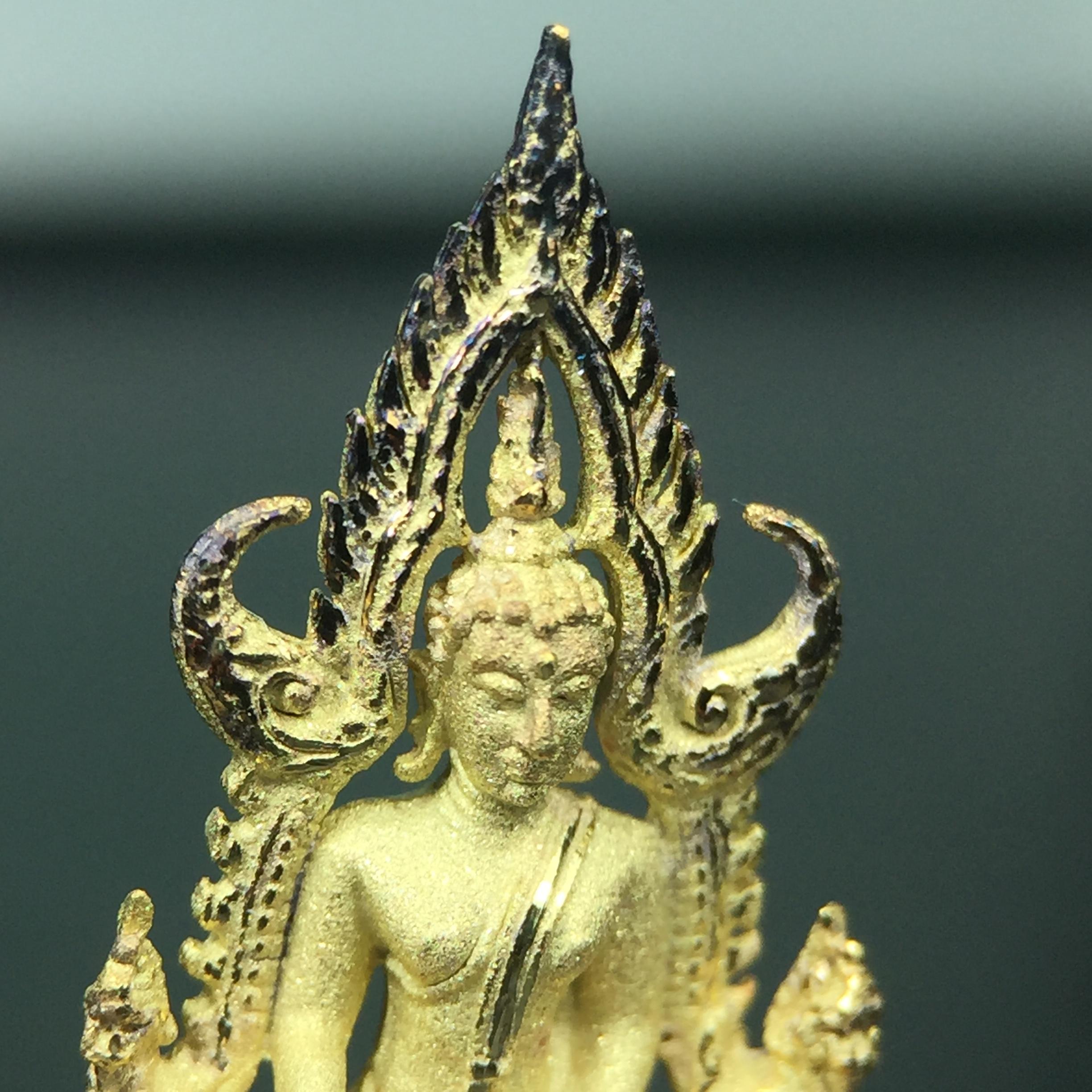 พระพุทธชินราช ภปร. ในวโรกาสพระราชพิธีมหามงคล เฉลิมพระชนมายุ6รอบ 5ธันวาคม2542 มูลนิธิพิทักษ์ดวงตาประชาชน จัดสร้าง เนื้อเงินบริสุทธิ์ 99.9% แบบชุบทองประกายเพชร 3 ไมครอน พิมพ์กลาง ขนาดสูง 2.4 ซม. พร้อมกล่องบรรจุเดิม