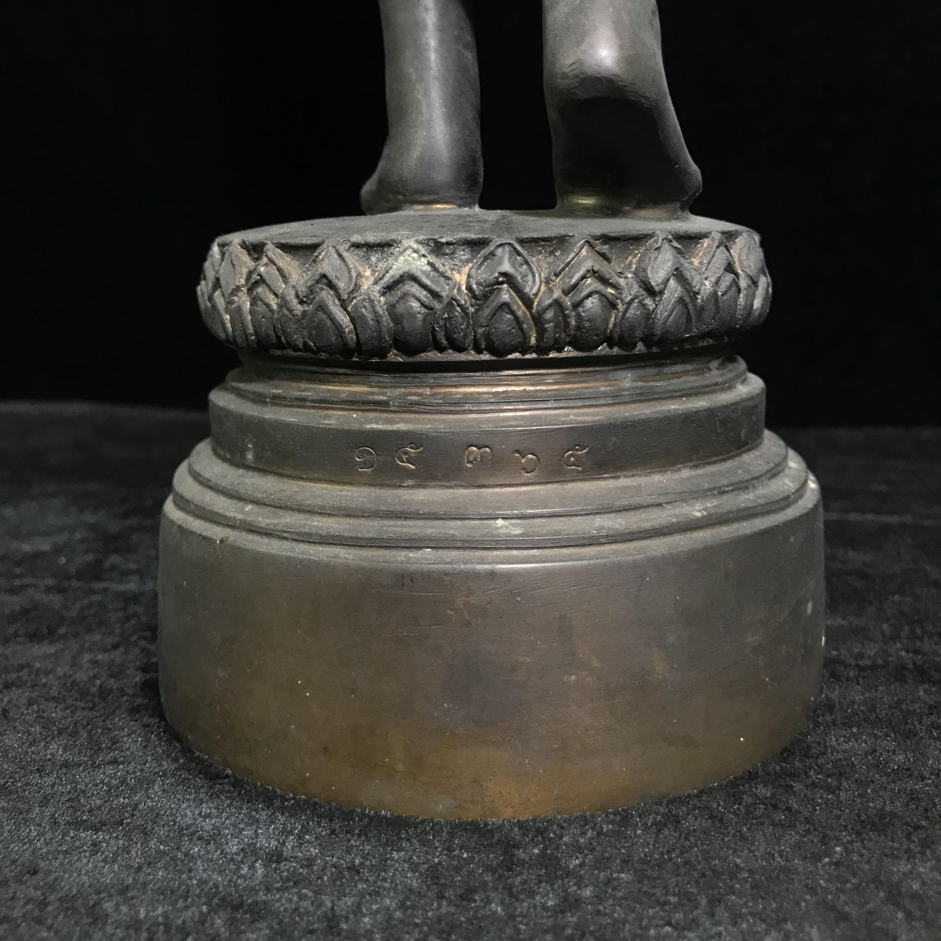 พระบูชา 25พุทธศตวรรษ พระศรีศากยะทศพลญาณ ประธานพุทธมณฑลสุทรรศน์ ปี 2530 ตราสัญลักษณ์ ในมหาวาระพระชนมพรรษา ครบ 5 รอบ 60 พรรษา เมื่อ 5 ธันวาคม พ.ศ. 2530 หมายเลข (๑๕)๓๖๕ ขนาดความสูง 15 นิ้ว รวมฐานสูง 18 นิ้ว(นิยมหายาก)