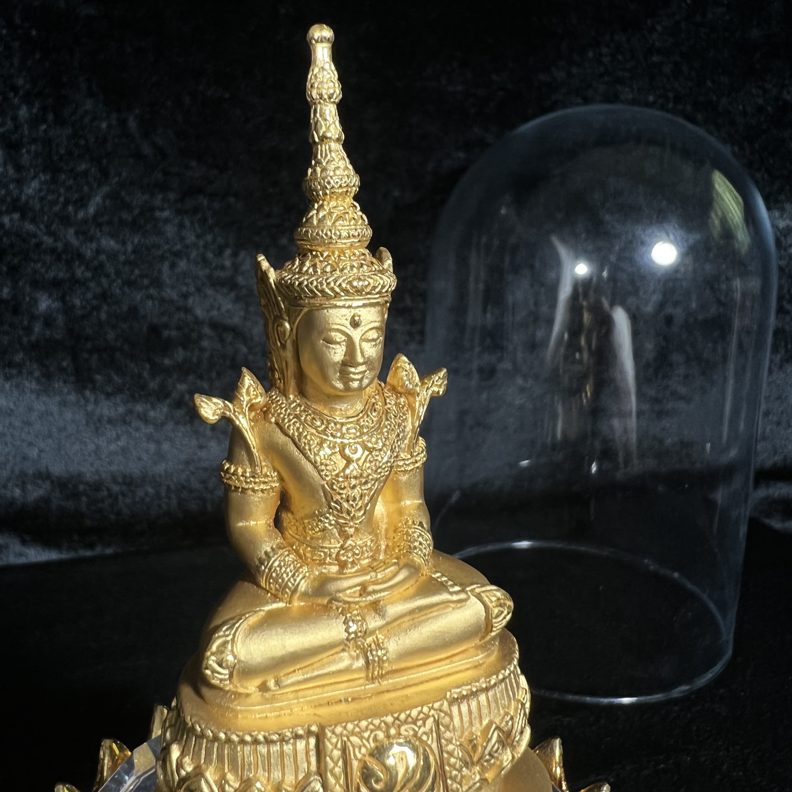 พระแก้วมรกต ภปร.(รุ่นแรก) ปี2545 รุ่นฉลองกรุงรัตนโกสินทร์ครบ 220 ปี หล่อลอยองค์ เนื้อทองคำบริสุทธิ์99.99% ขนาดบูชา 50*90 มม. พร้อมฐานวางครอบแก้วเดิม(สวยงามและหายากมาก)(1ใน1000องค์)